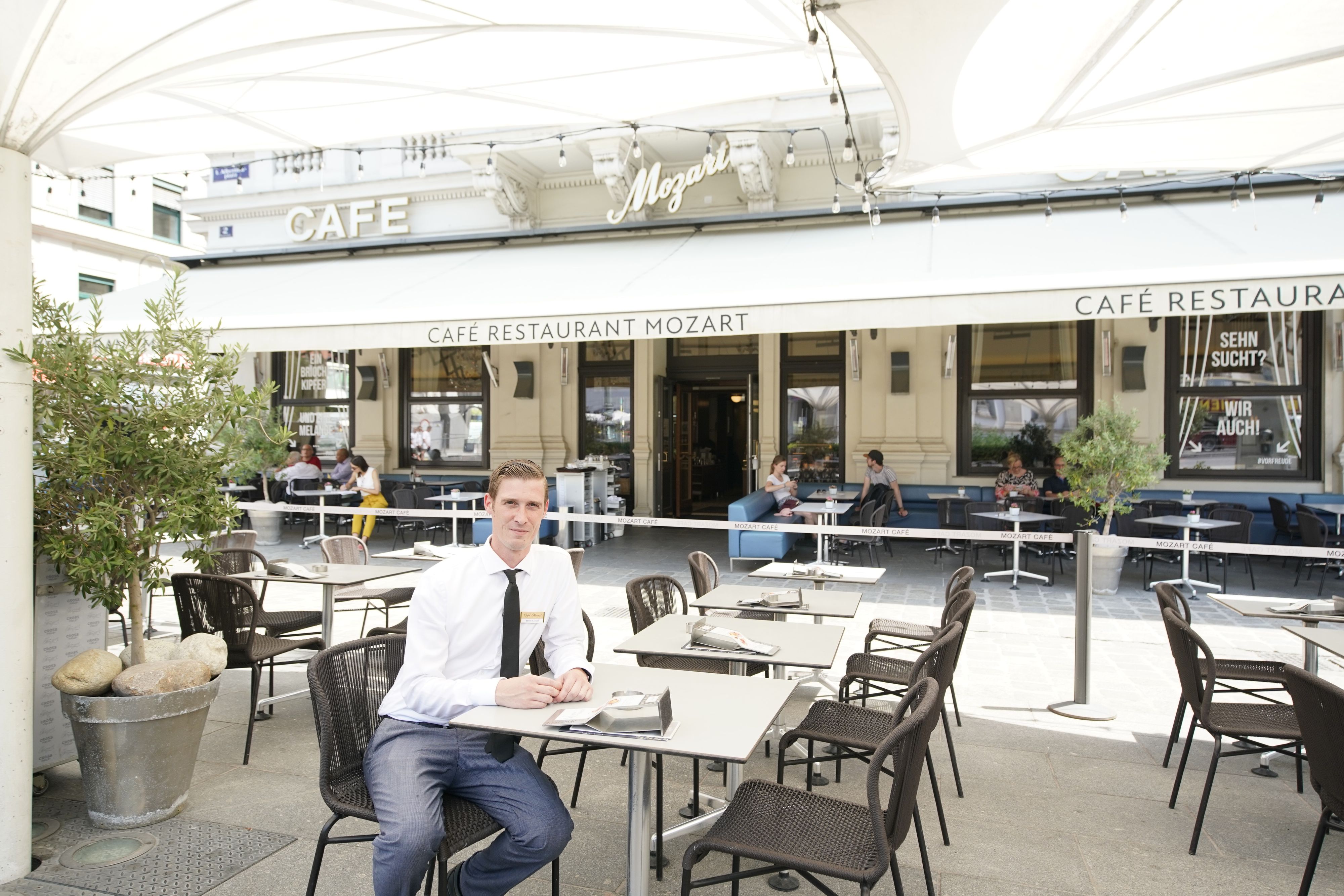 Kaffeehausleiter Manuel Herzmanek schützt sein Personal vor der Hitze, hält den Garten geschlossen: 