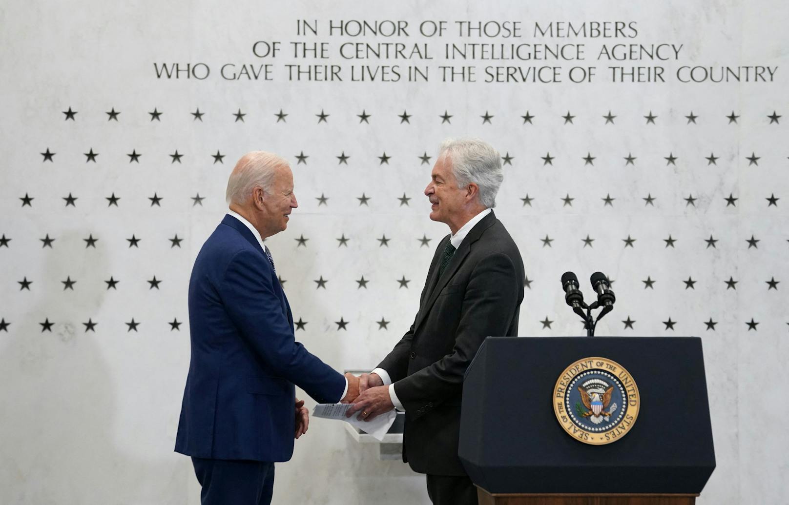 Geheimdienst-Boss <strong>William Burns</strong> (r.) begrüßt US-Präsident <strong>Joe Biden</strong> bei dessen Besuch in der CIA-Zentrale in Langley, Virginia am 8. Juli 2022.