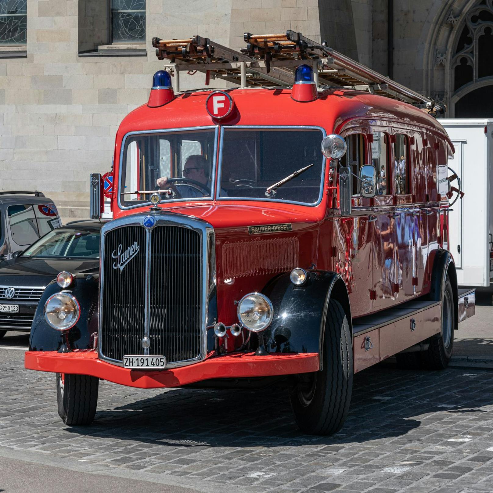 Der historische "Landilöschzug" der Zürcher Feuerwehr – ein Saurer Diesel 4C – während einer Parade im Juni 2022.