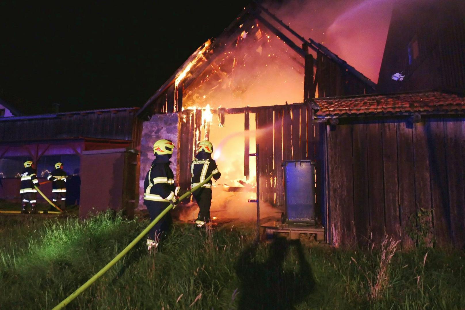 160 Feuerwehrleute bekämpften Scheunenbrand