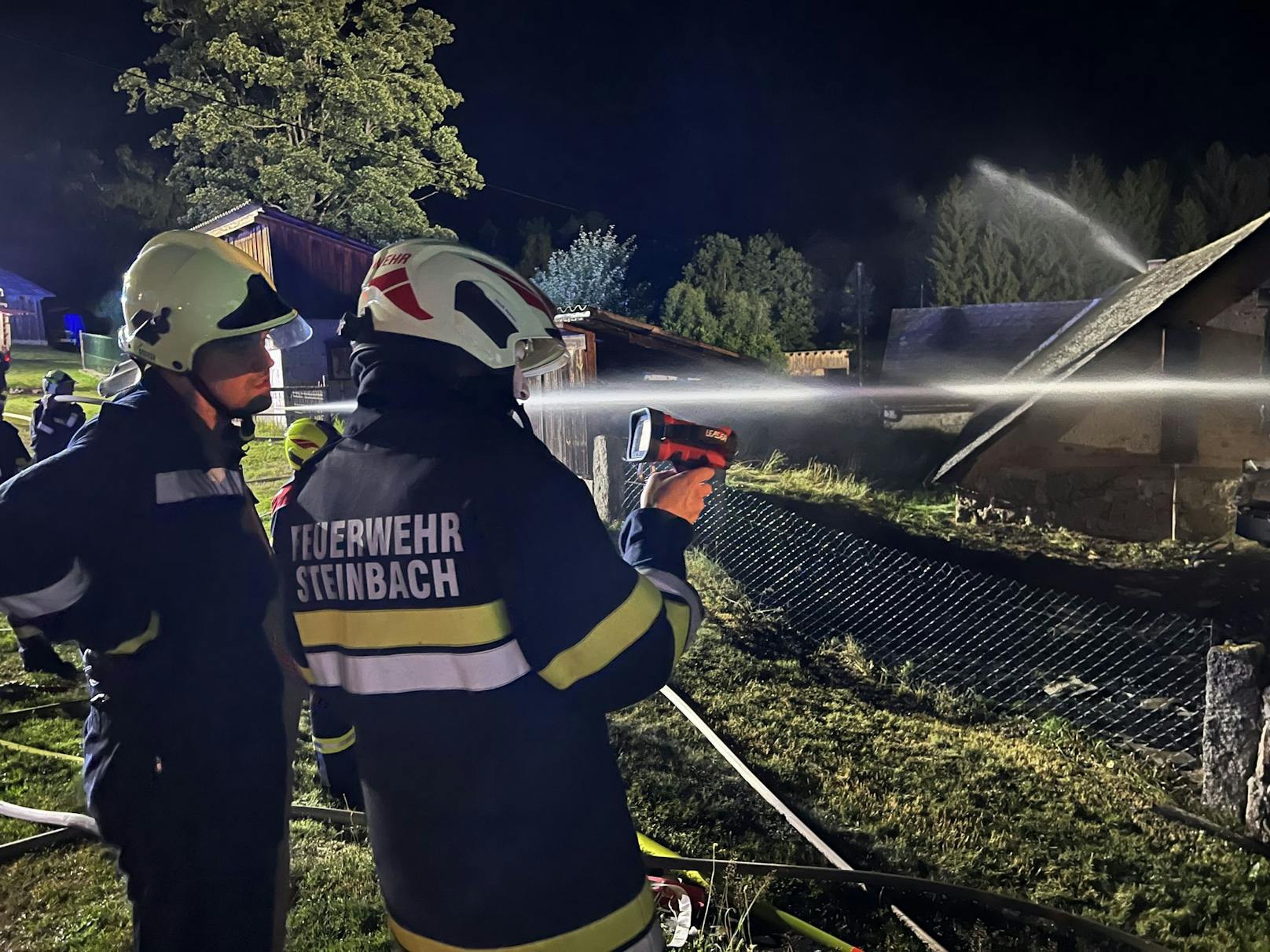 160 Feuerwehrleute bekämpften Scheunenbrand