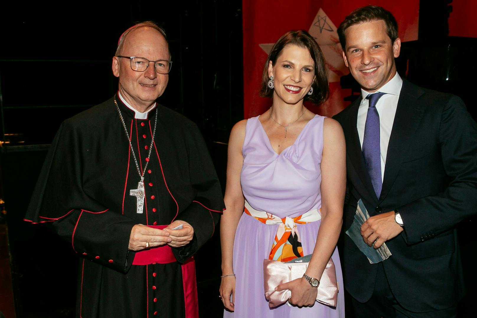 Seinen Segen haben sie: Karoline Edtstadler (ÖVP) mit Unternehmer Marton Matura und Bischof Benno Elbs
