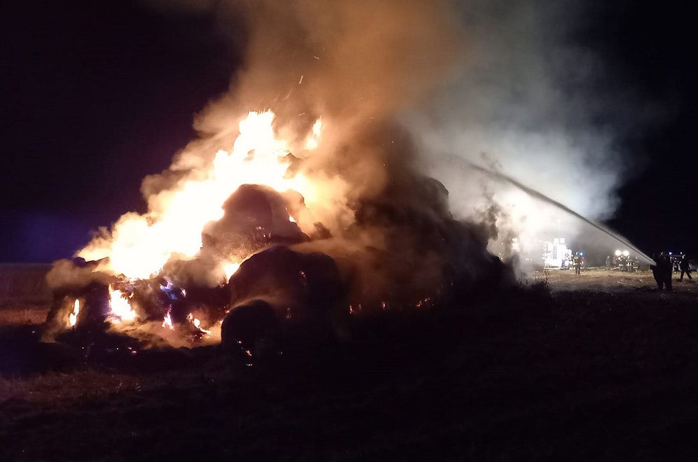 Das Strohballenlager stand in Vollbrand.