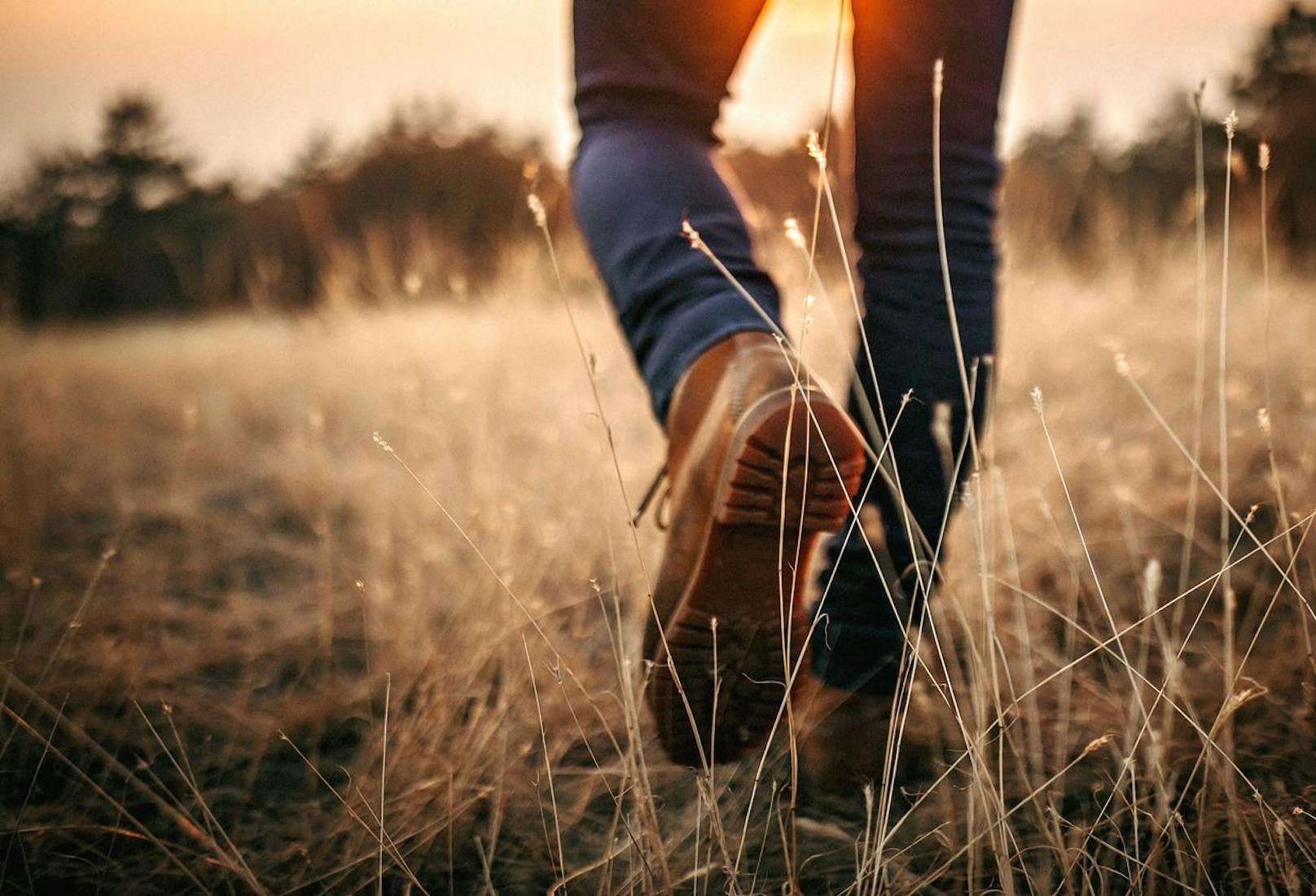 Bewege dich so oft es geht im Freien. Wenn dir nicht nach anderen Menschen ist, kannst du einen Solo-Spaziergang machen und ein wenig Vitamin-D tanken, um deine Energie aufzuhellen.