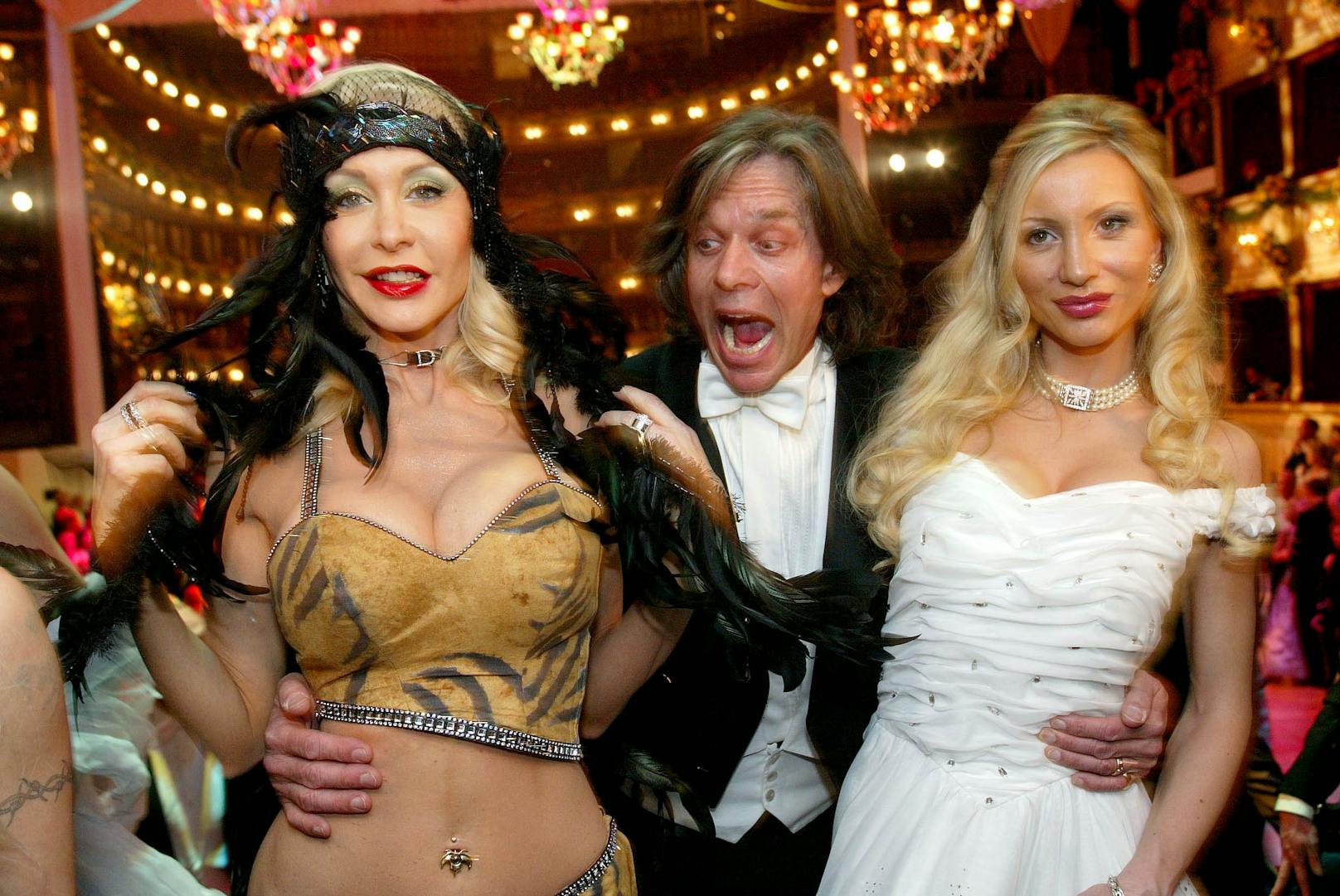 Mit Dolly Buster und seiner Ramona am Wiener Opernball 2004.