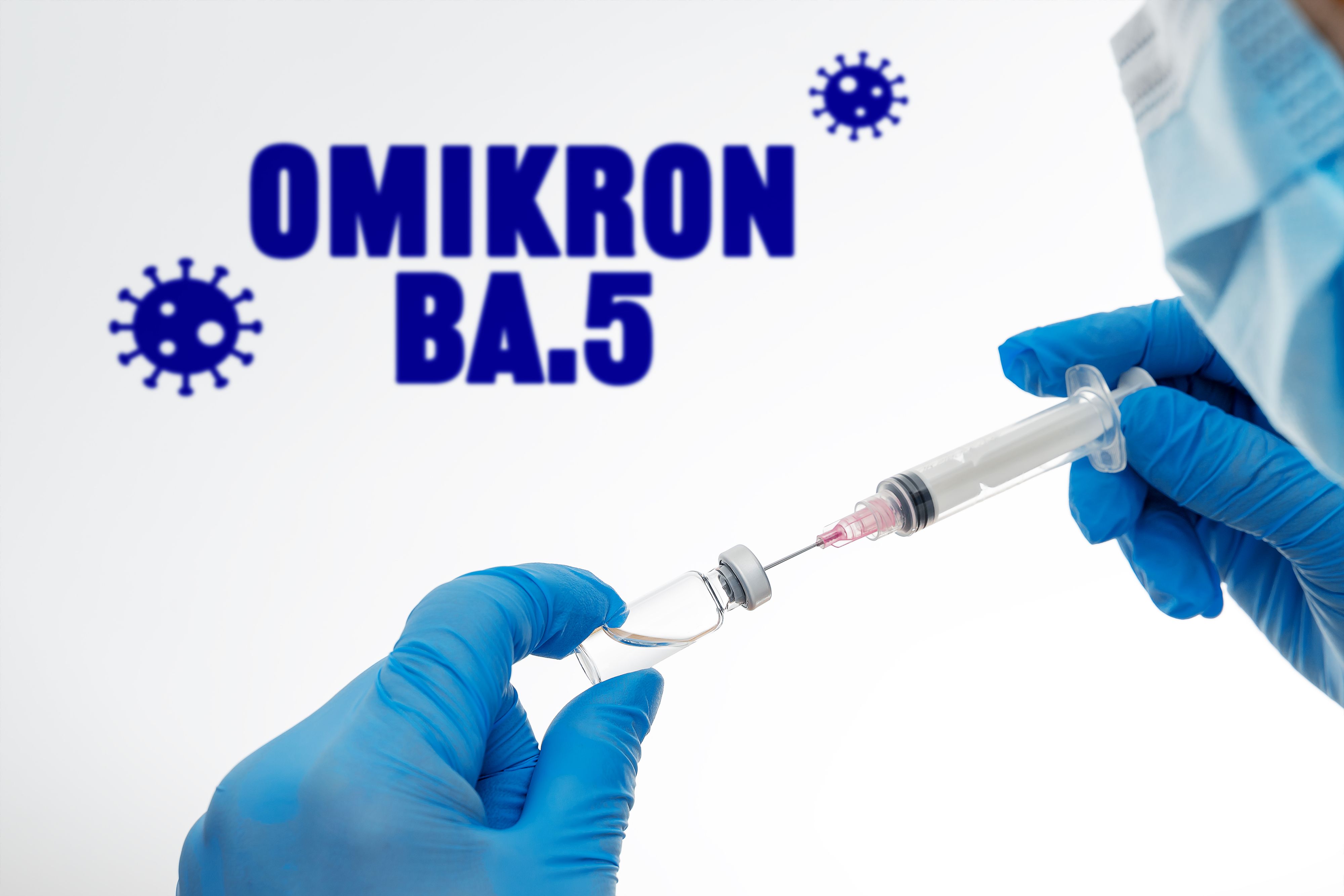 Download von www.picturedesk.com am 22.07.2022 (17:14).  Arzt in Schutzkleidung zieht eine Spritze mit Impfstoff aus einem Fläschchen auf, Aufschrift Omikron BA.5, Corona Virus Mutation Variante, Omikron Impfstoff FOTOMONTAGE - 20220703_PD15823 - Rechteinfo: Rights Managed (RM)