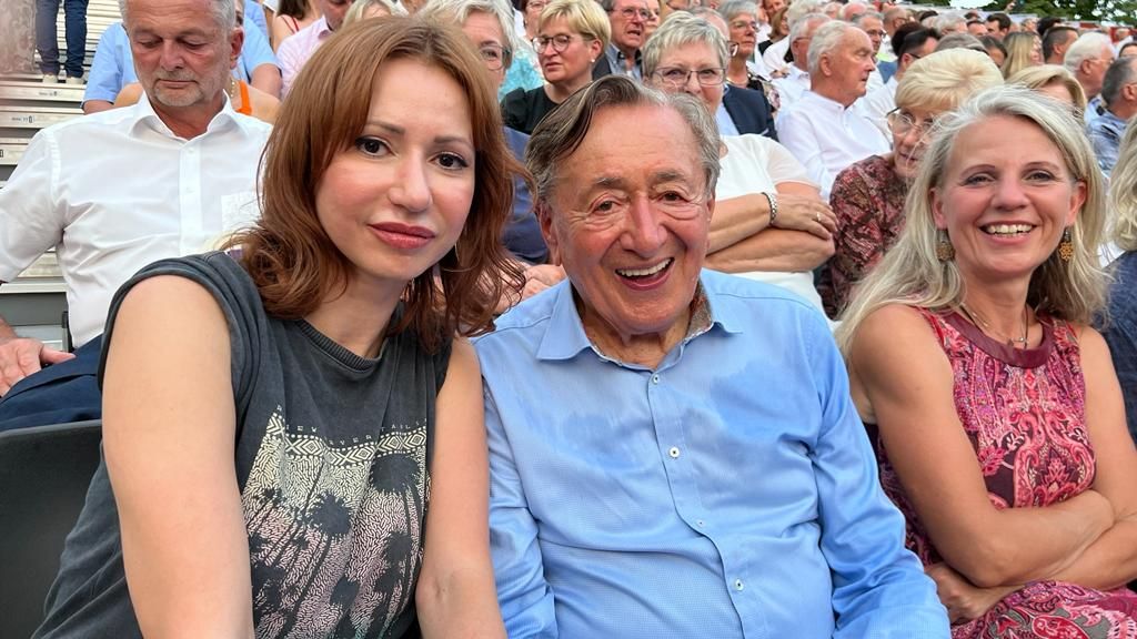 Zwei (noch unbekannte) Frauen begleiteten Baulöwe Richard Lugner zu einem Event.