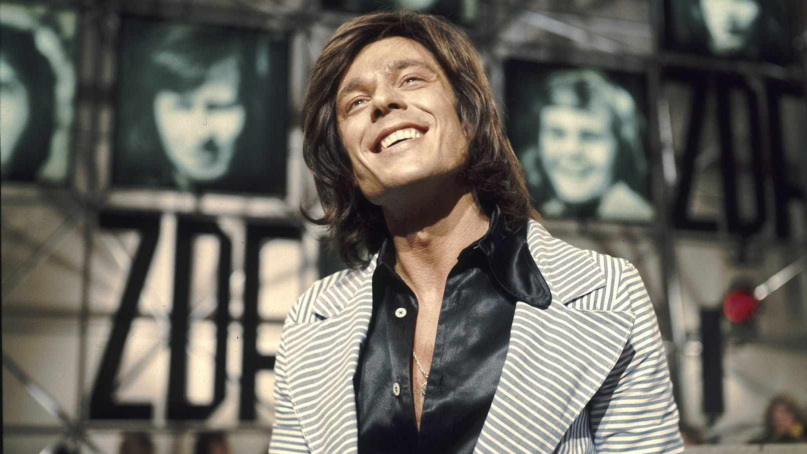 1976 gelang Jürgen Drews der Durchbruch! Mit "Ein Bett im Kornfeld" stürmte er auf Platz 1 der deutschen Charts, Platz 2 in Österreich.