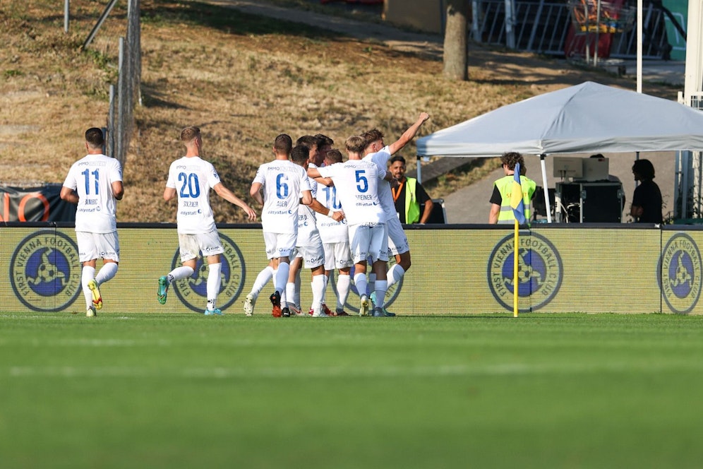 Die Vienna schlägt Titelfavorit Blau Weiß Linz. 