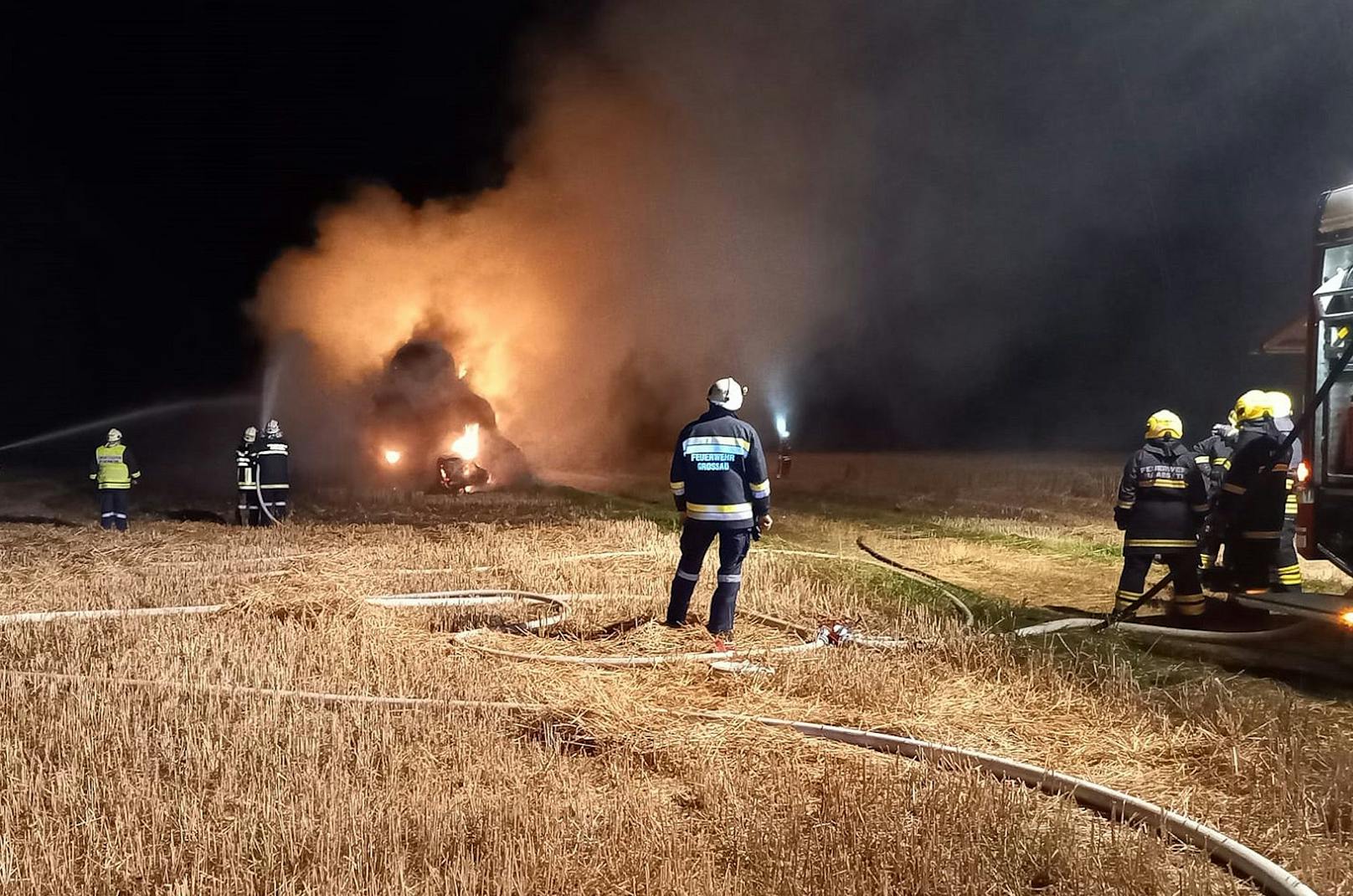 Die Feuerwehr stand in den Nachtstunden ...