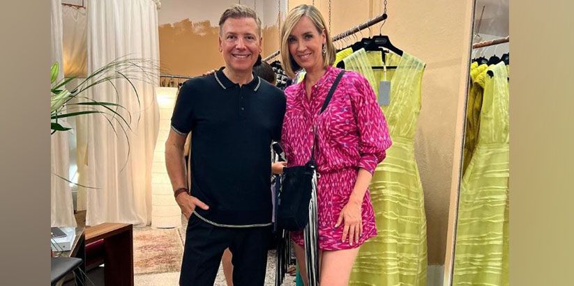 ORF-Star Nadja Bernhard posiert mit Designer Atıl Kutoğlu.