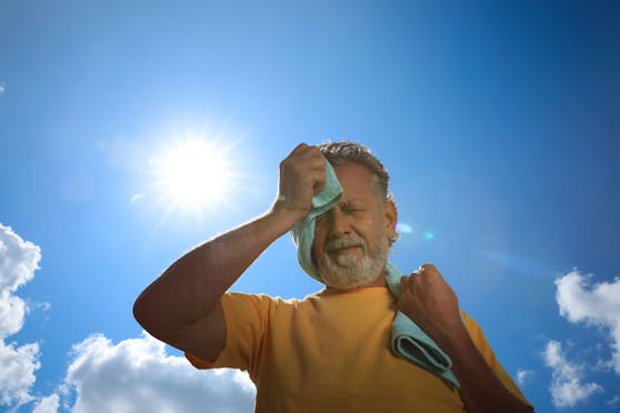 Besonders ältere Menschen leiden unter der extremen Sommerhitze. Symboldbild