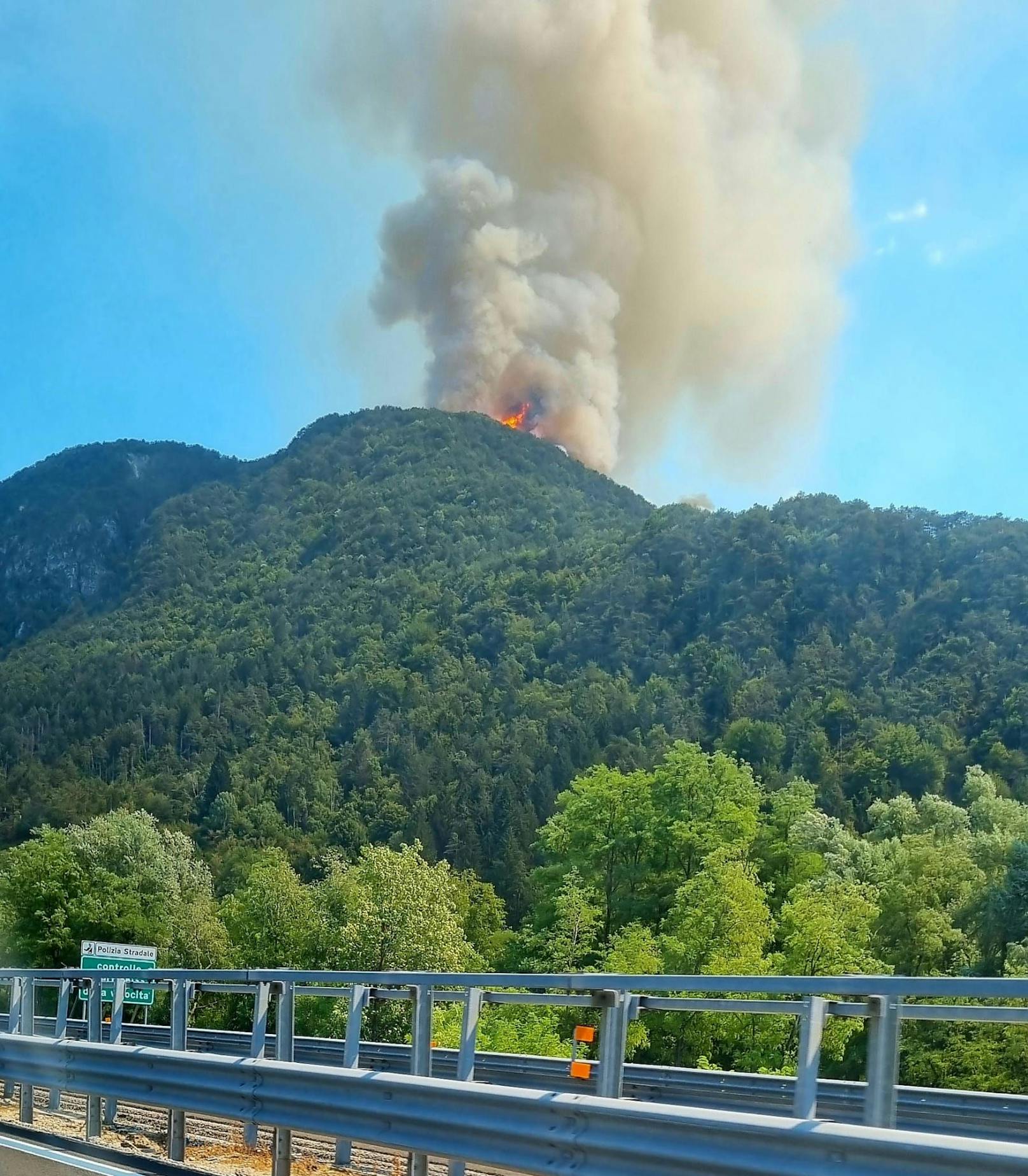 Unmittelbar neben der italienischen A23 begann es zu brennen.