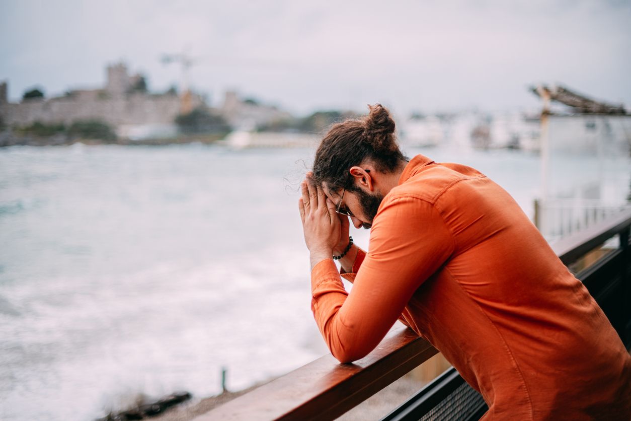 Mit viel Sonnenlicht untertags und angenehm warmen Abenden scheint der Sommer gemacht zu sein. Aber auch in den schönsten Wohlfühl-Momenten kannst du dich in einem emotionalem Tief befinden. Diese Vorschläge helfen dir deine Sommerdepression zu überwinden.