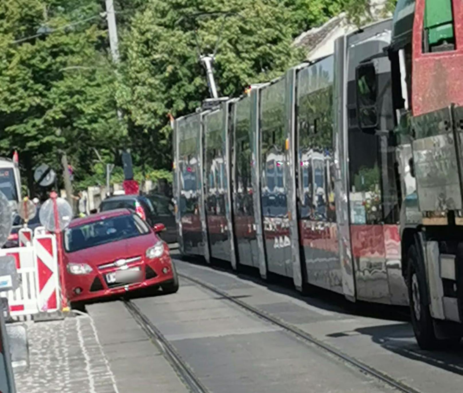 Derzeit steht die Bim-Linie 41 Richtung Pötzleinsdorf still.