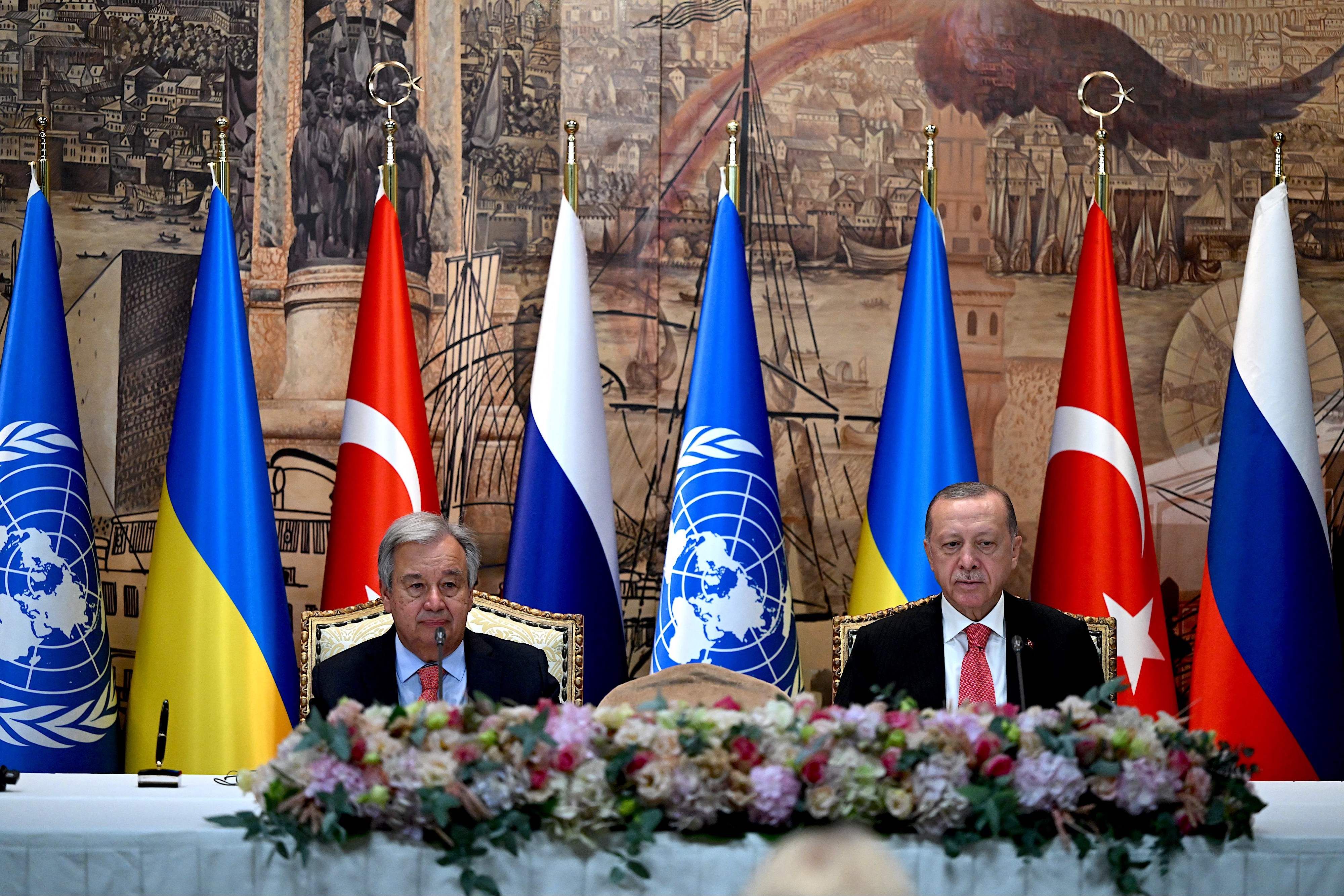Russland und die Ukraine unterzeichneten in Istanbul getrennt voneinander entsprechende Vereinbarungen unter Vermittlung von UN-Generalsekretär António Guterres.