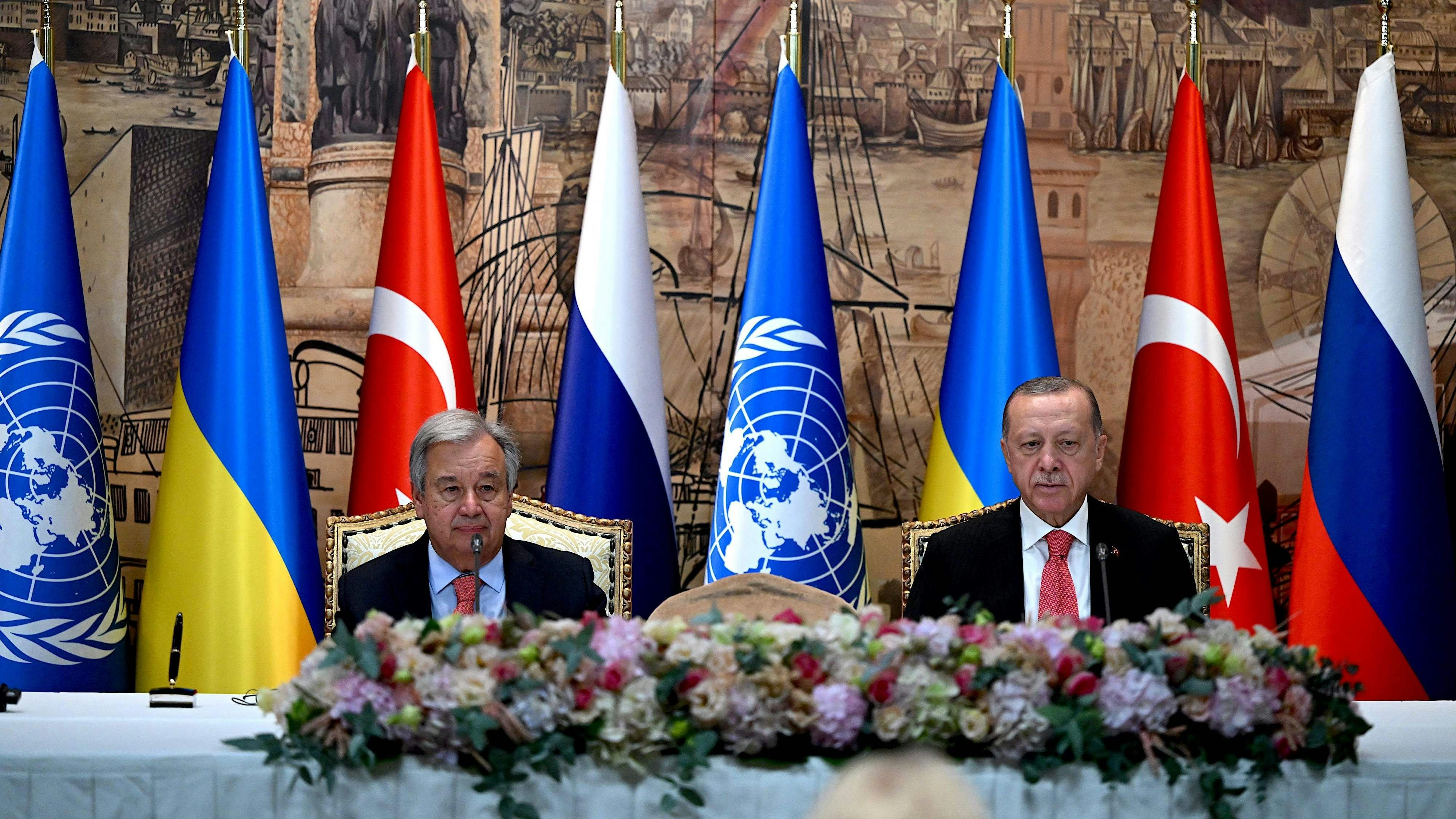 Download von www.picturedesk.com am 22.07.2022 (16:41).  United Nations (UN) Secretary-General Antonio Guterres (L) and Turkish President Recep Tayyip Erdogan (R) sit at the start of the signature ceremony of an initiative on the safe transportation of grain and foodstuffs from Ukrainian ports, in Istanbul, on July 22, 2022. - As a first major agreement between the warring parties since the invasion, Ukraine and Russia are expected to sign a deal in Istanbul today to free up the export of grain from Ukrainian ports. The deal has been brokered by the UN and Turkey. (Photo by OZAN KOSE / AFP) - 20220722_PD4905 - Rechteinfo: Rights Managed (RM) Nur für redaktionelle Nutzung! Werbliche Nutzung erfordert Freigabe: bitte schicken Sie uns eine Anfrage.
