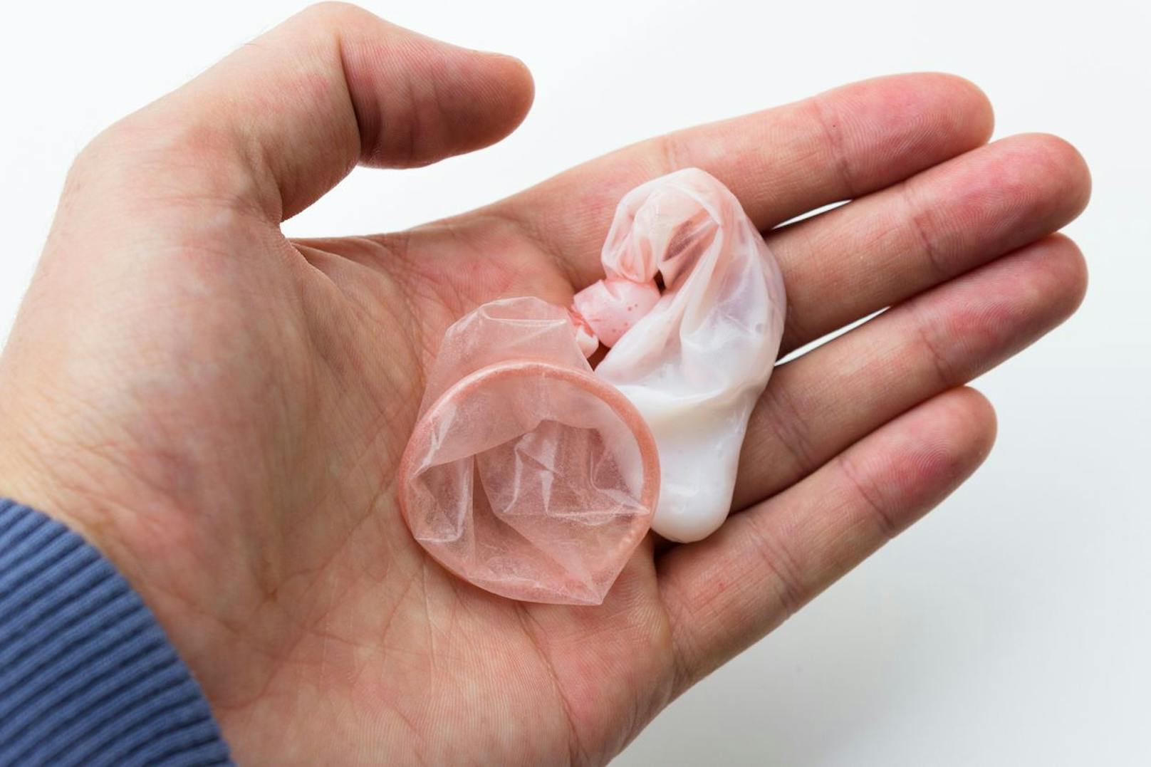 Wenn du davon ausgegangen bist, dass Spermien auch außerhalb des Körpers überleben können, dann liegst du leider falsch. Sobald die Samenflüssigkeit nach außen gelangt und auf Bettlaken, im Kondom oder ähnlichem trocknet, heißt es "Aus" mit den fruchtbaren Samenzellen.