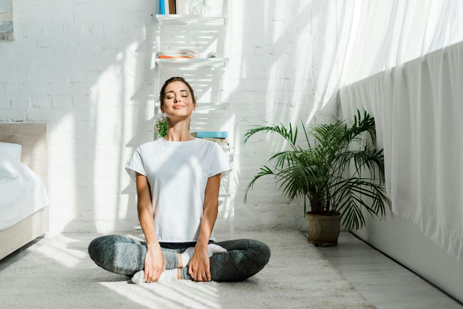 Ein wenig Ablenkung und gleichzeitig deine Fitness unterstützen? Mit Meditation oder entspannenden Yoga-Übungen kriegst du das hin.