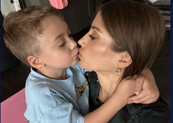 Dieses Bild sorgt für Kritik. <strong>Cathy Hummels</strong> (34) küsst ihren Sohn auf den Mund.
