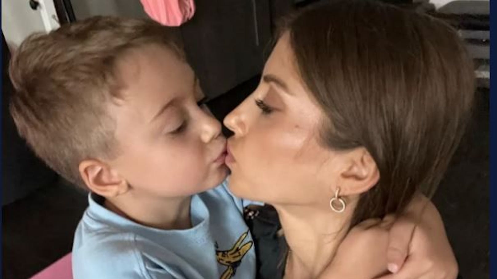 Dieses Bild sorgt für Kritik. <strong>Cathy Hummels</strong> (34) küsst ihren Sohn auf den Mund.