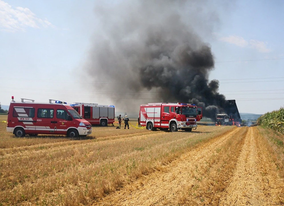 Der Lkw fing sofort Feuer, auch das umliegende Feld geriet in Brand.