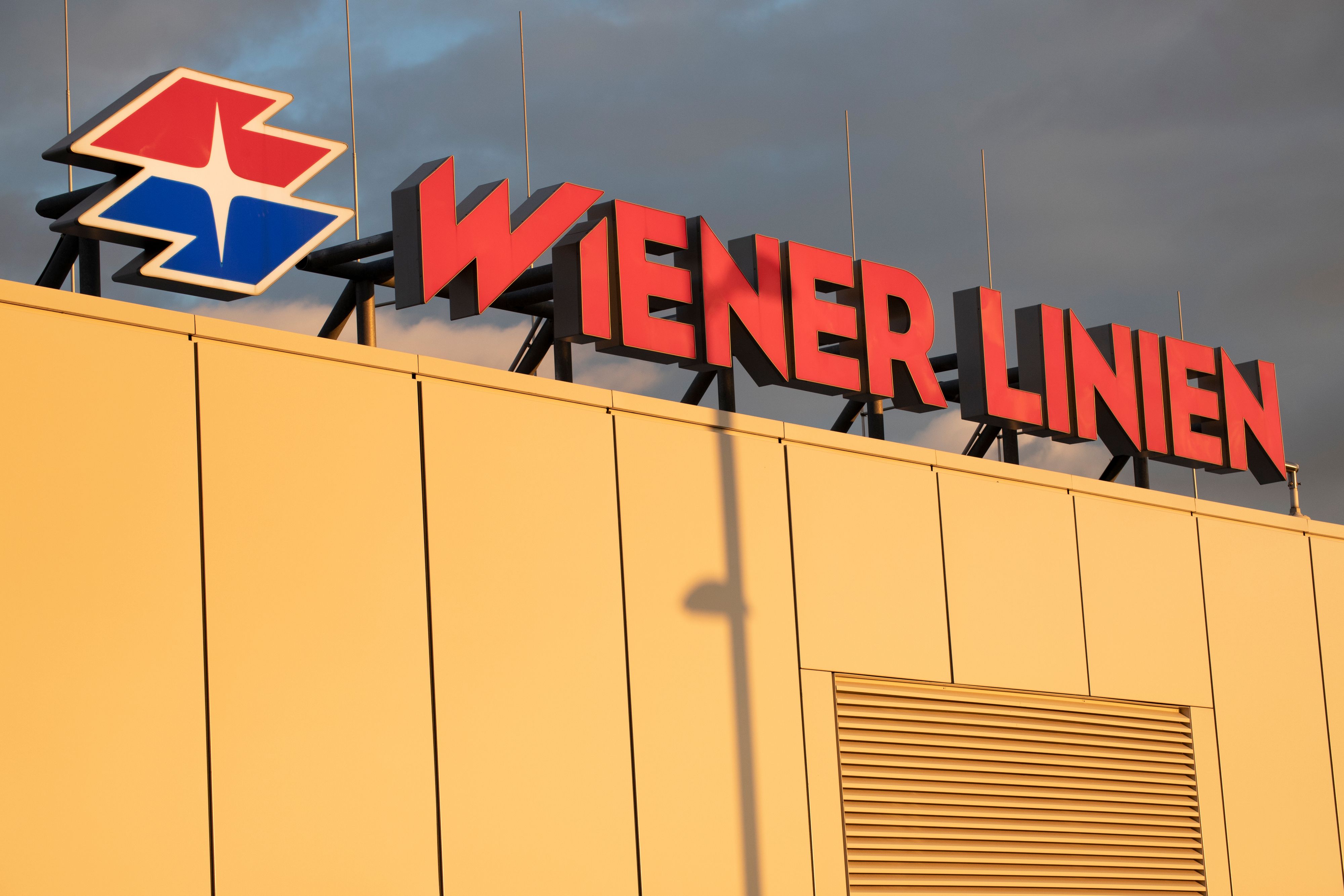 Download von www.picturedesk.com am 22.07.2022 (14:58).  Leuchtreklame ,,WIENER LINIEN" auf einer U-Bahnstation in Wien-Favoriten. Wien, Österreich. November 2020 // Illuminated advertisement of the Vienna public transport corporation ,,WIENER LINIEN", Vienna, Austria. November 2020 - 20201129_PD5293 - Rechteinfo: Rights Managed (RM)