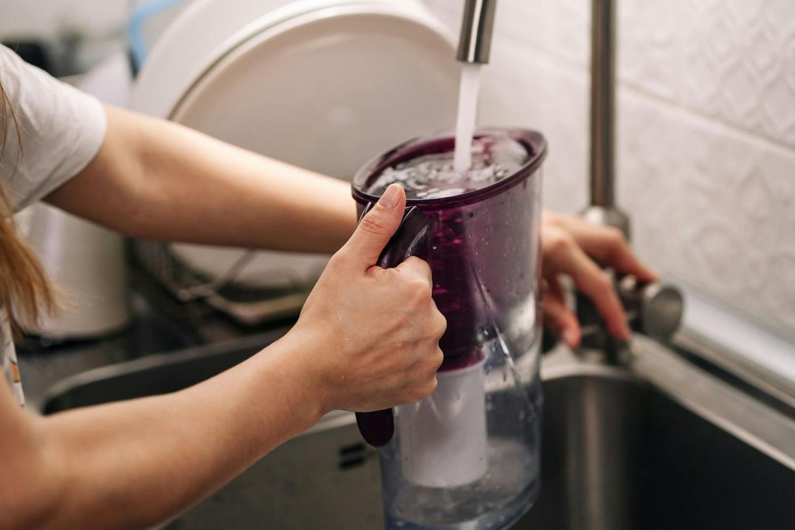 Bei einer Verbrennung von außen solltest du trotzdem auf eine reichhaltige Flüssigkeitszufuhr von innen Wert legen. Viel Wasser oder ungesüßter Tee sorgen für einen ausreichenden Wasseranteil in deinem Körper.