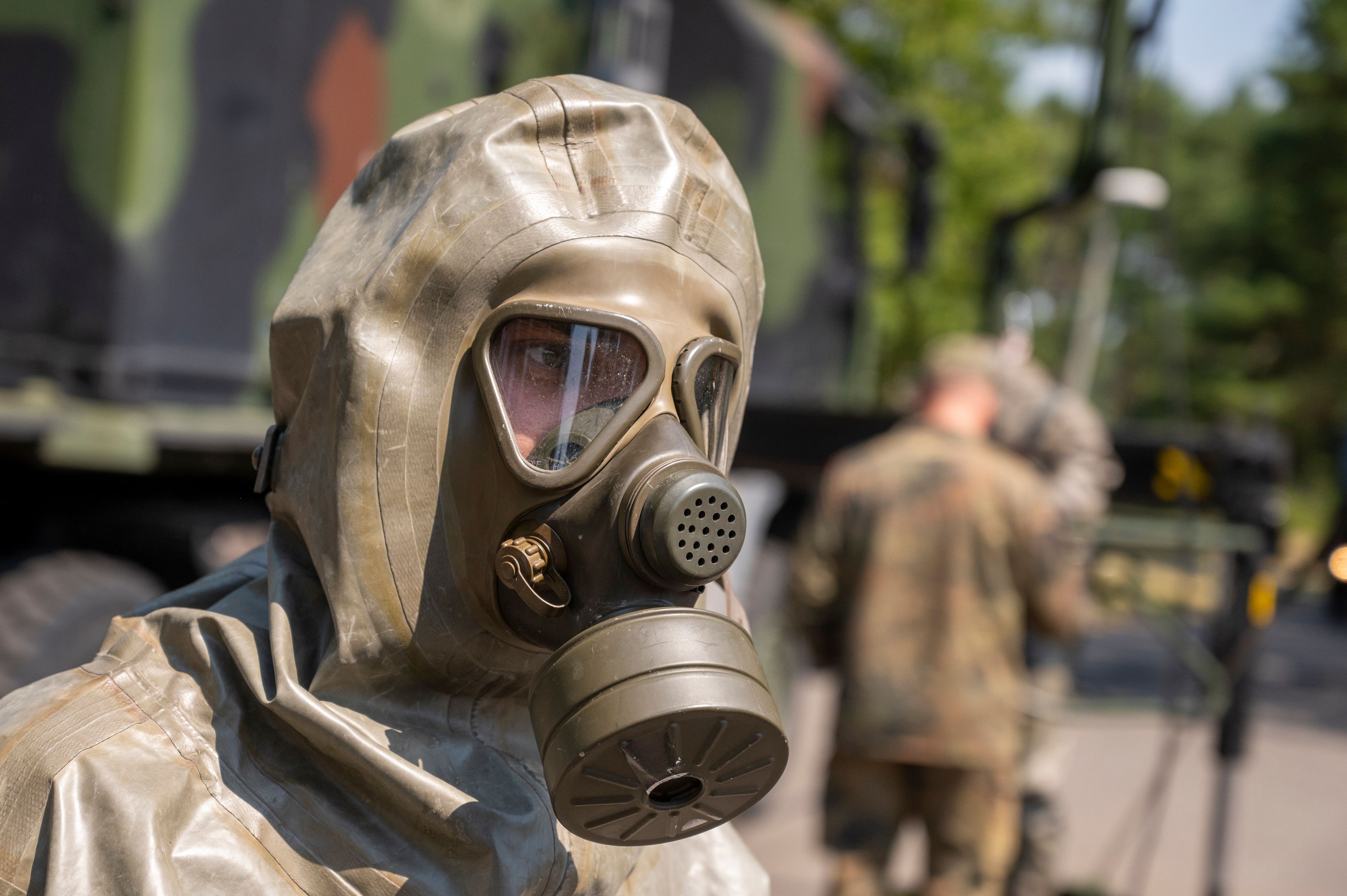 Download von www.picturedesk.com am 22.07.2022 (08:08).  20 July 2022, Brandenburg, Neuenhagen: During a visit by Foreign Minister Baerbock to the Barnim Barracks, a decontamination exercise is shown by the NBC Defense Command of the German Armed Forces. Baerbock visited the NBC defense regiment of the Bundeswehr. NBC are nuclear, biological and chemical warfare agents. Photo: Christophe Gateau/dpa - 20220720_PD9251 - Rechteinfo: Rights Managed (RM)