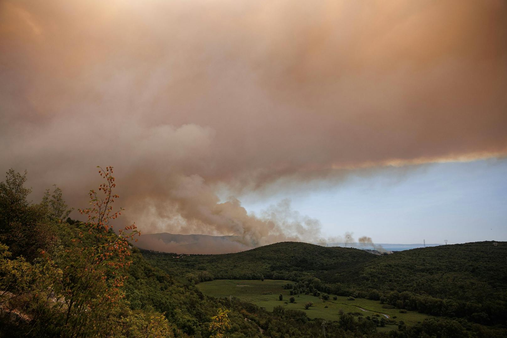 In Norditalien wüten heftige Waldbrände. Eine Polizistin ereilte ein trauriges Schicksal, als sie helfen wollte,