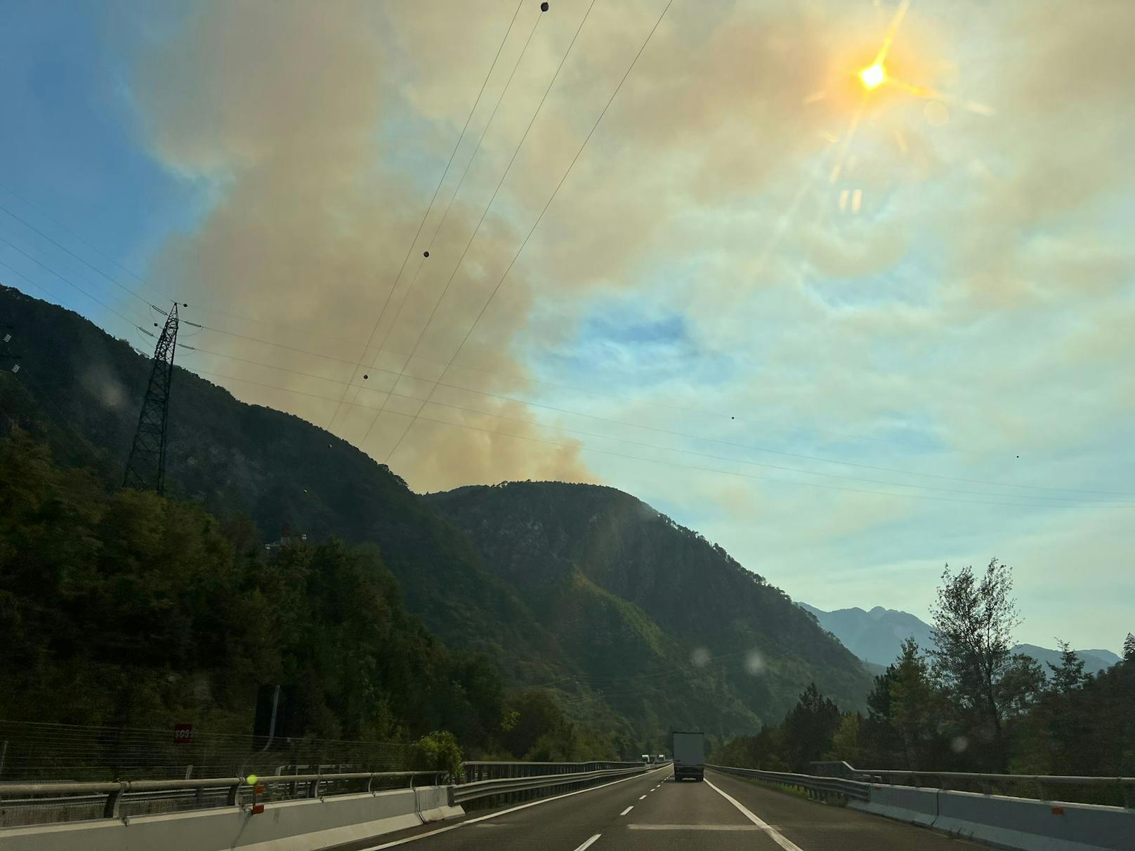 An gleich mehreren Orten in Italien brennt es lichterloh.