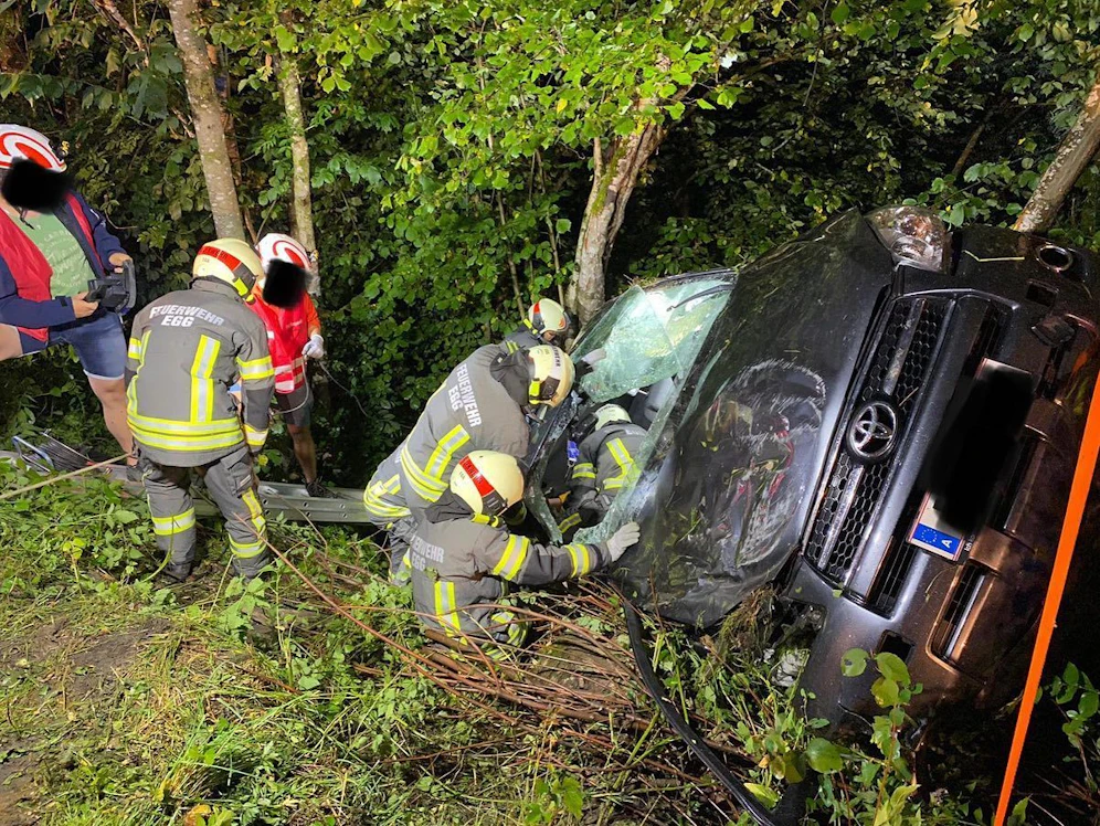 Der Toyota wurde bei dem Absturz komplett zerstört und musste von der Feuerwehr Egg gesichert werden.