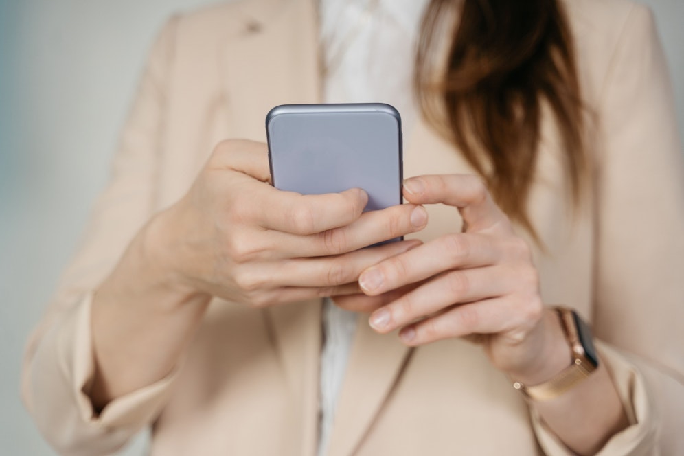 Die Frau hatte vemeintlich ihre Bank-App aktualisiert, in Wahrheit aber Betrügern Zugang zu ihren Daten verschafft.