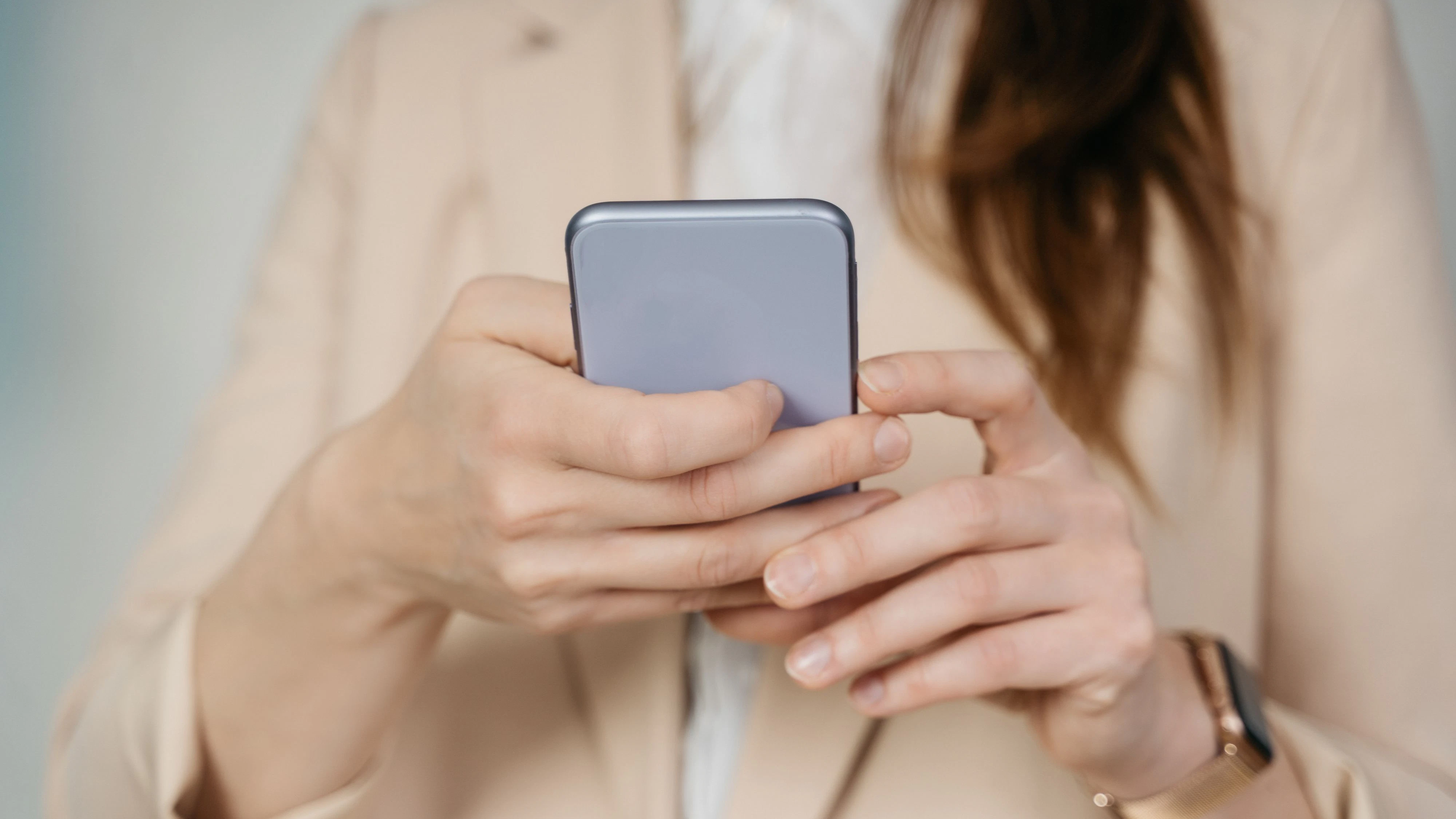 Die Frau hatte vemeintlich ihre Bank-App aktualisiert, in Wahrheit aber Betrügern Zugang zu ihren Daten verschafft.