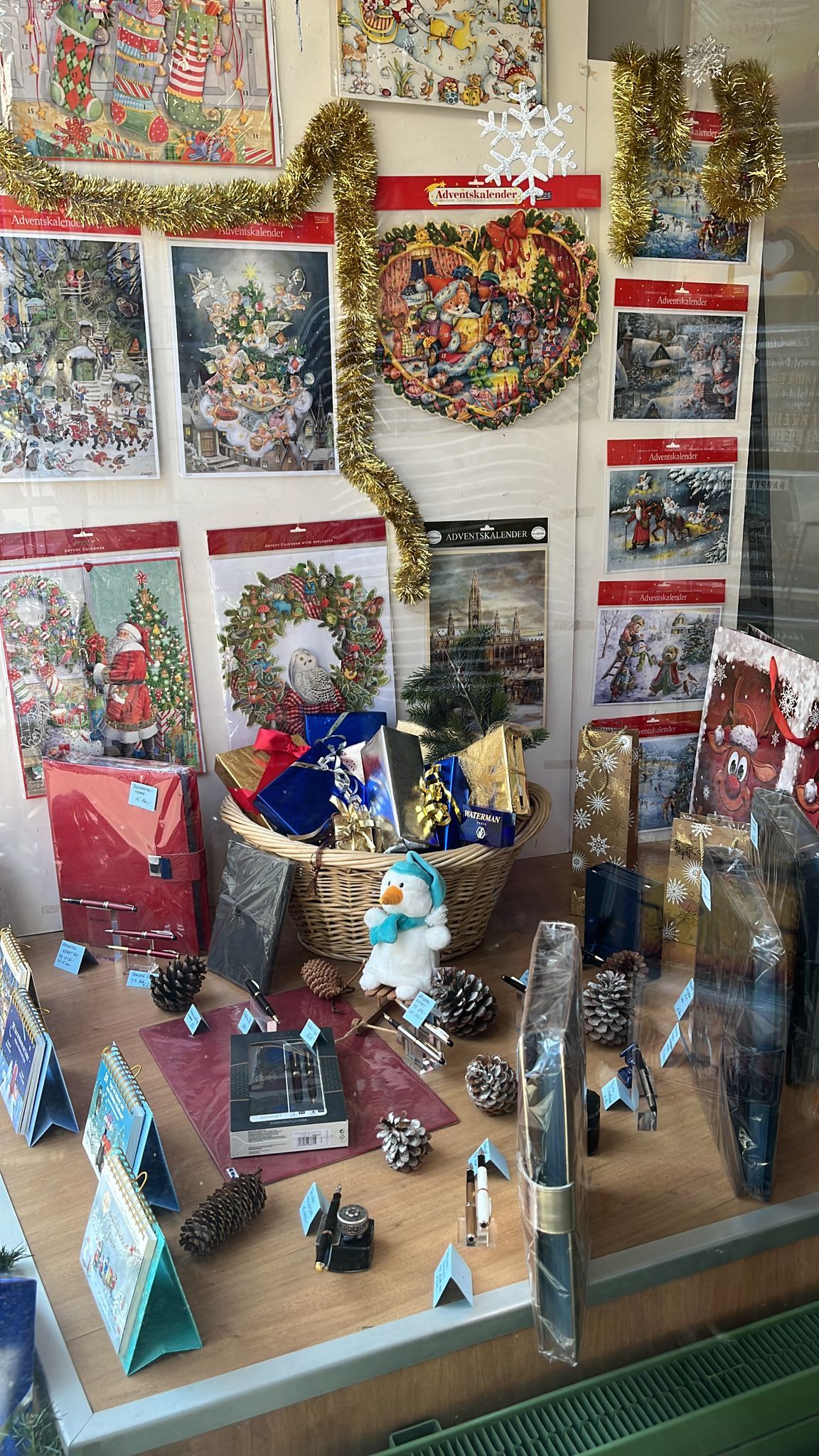 In einer Filiale in Krems werden die Regale mit Weihnachts-Deko aufgefüllt. (Symbolfoto)
