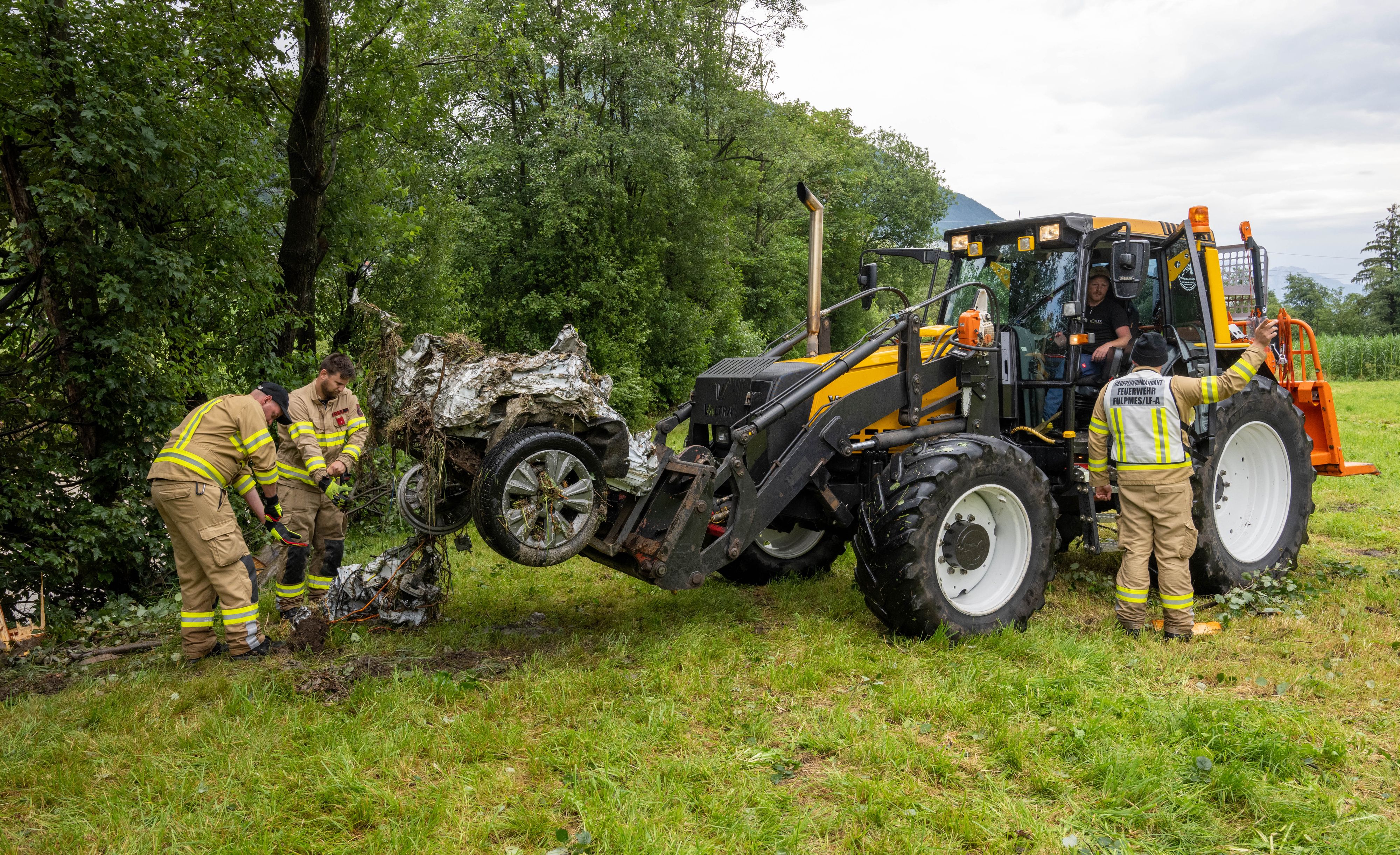 Das zweite mitgerissene Auto wurde mittlerweile gefunden, doch ein 60-Jähriger wird vermisst.