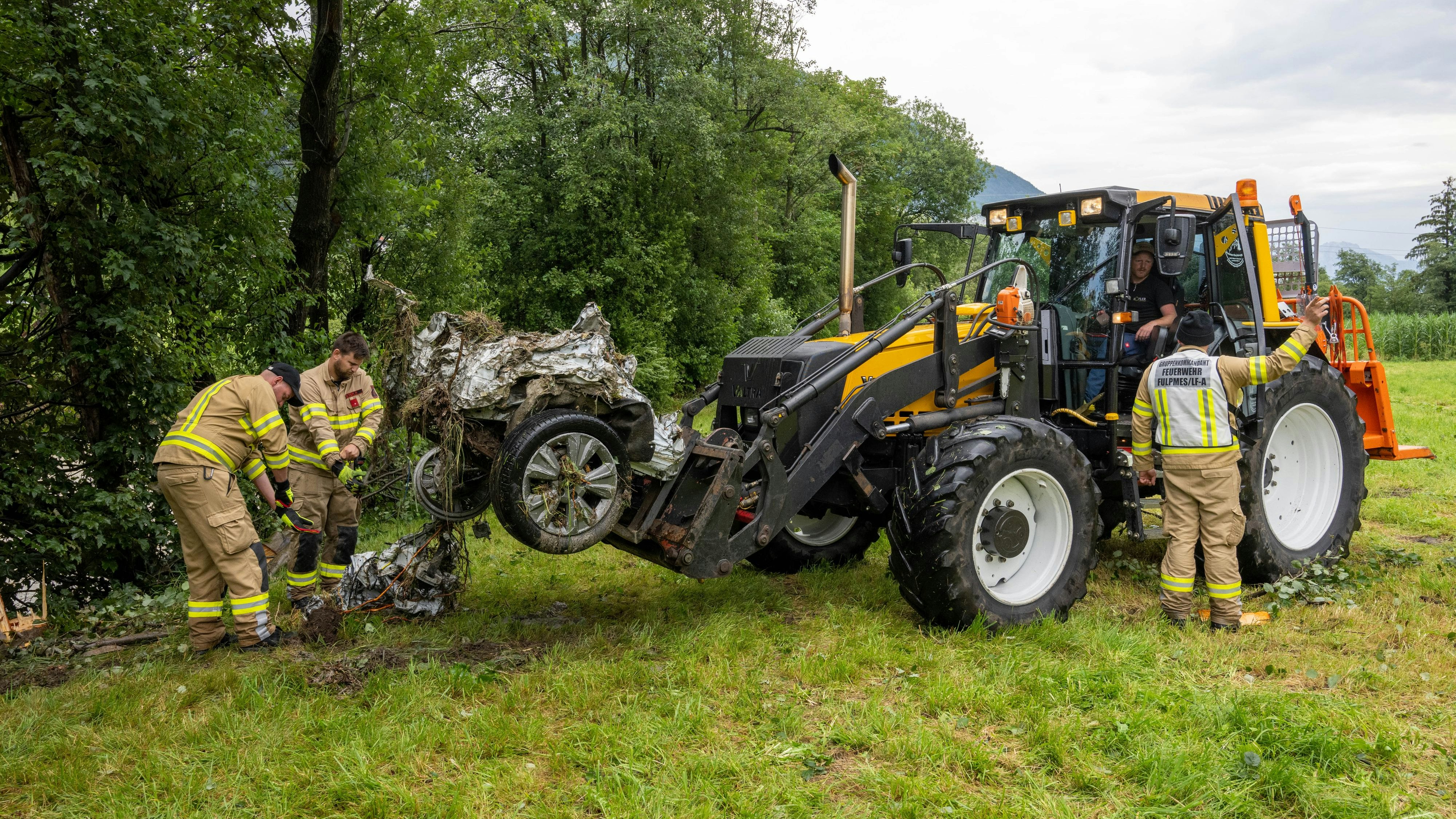 Das zweite, mitgerissene Auto wurde mittlerweile gefunden, doch ein 60-Jähriger wird vermisst.