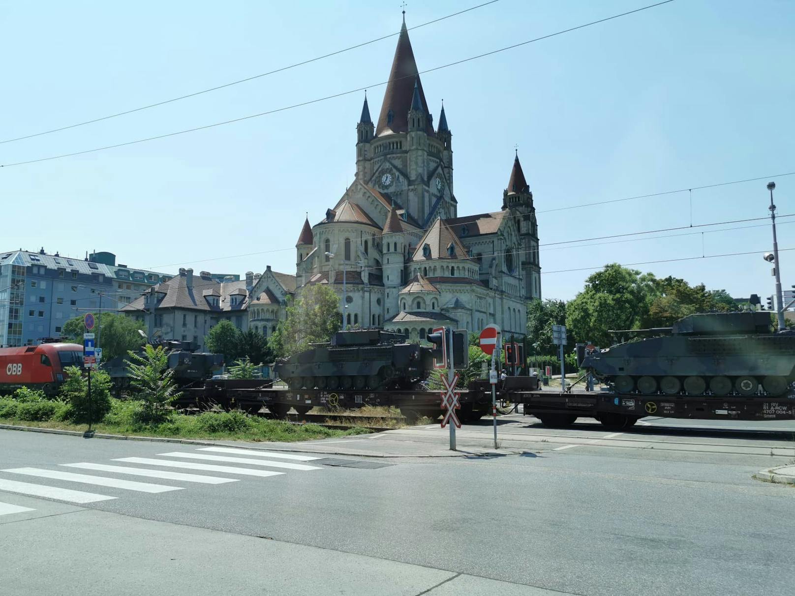 Am Handelskai sah ein Leserreporter einen langen ÖBB-Zug mit Panzern.