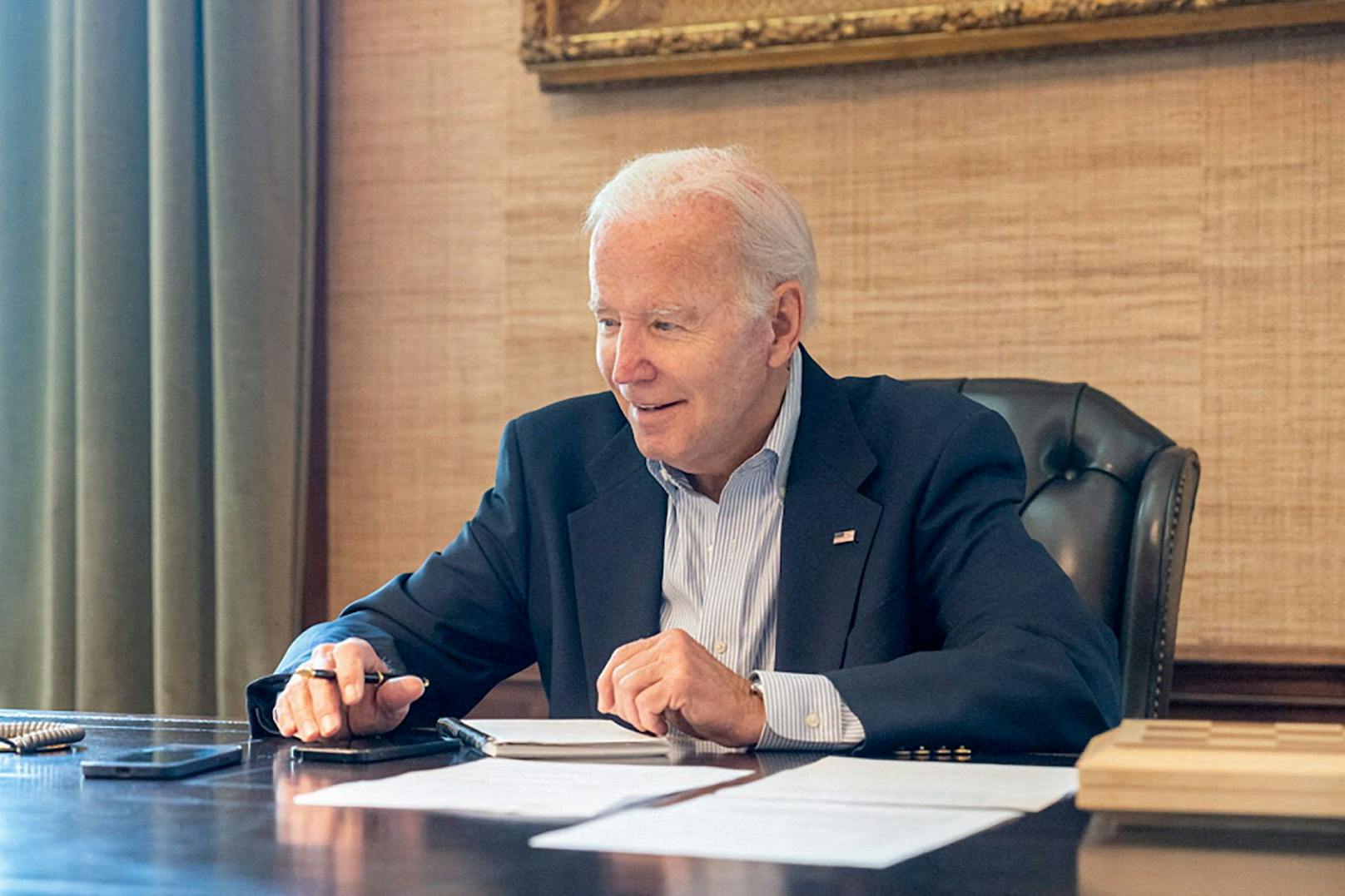 Joe Biden habe weiterhin eine laufende Nase, fühle sich müde und huste gelegentlich.
