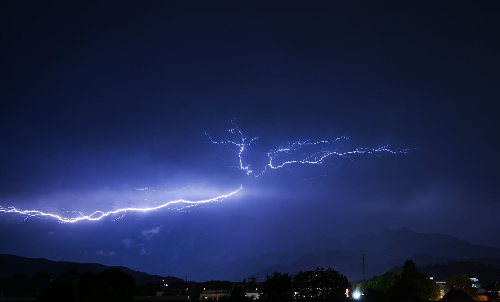 Blitze über dem Tennengebirge in Salzburg am 22. Juli 2022.
