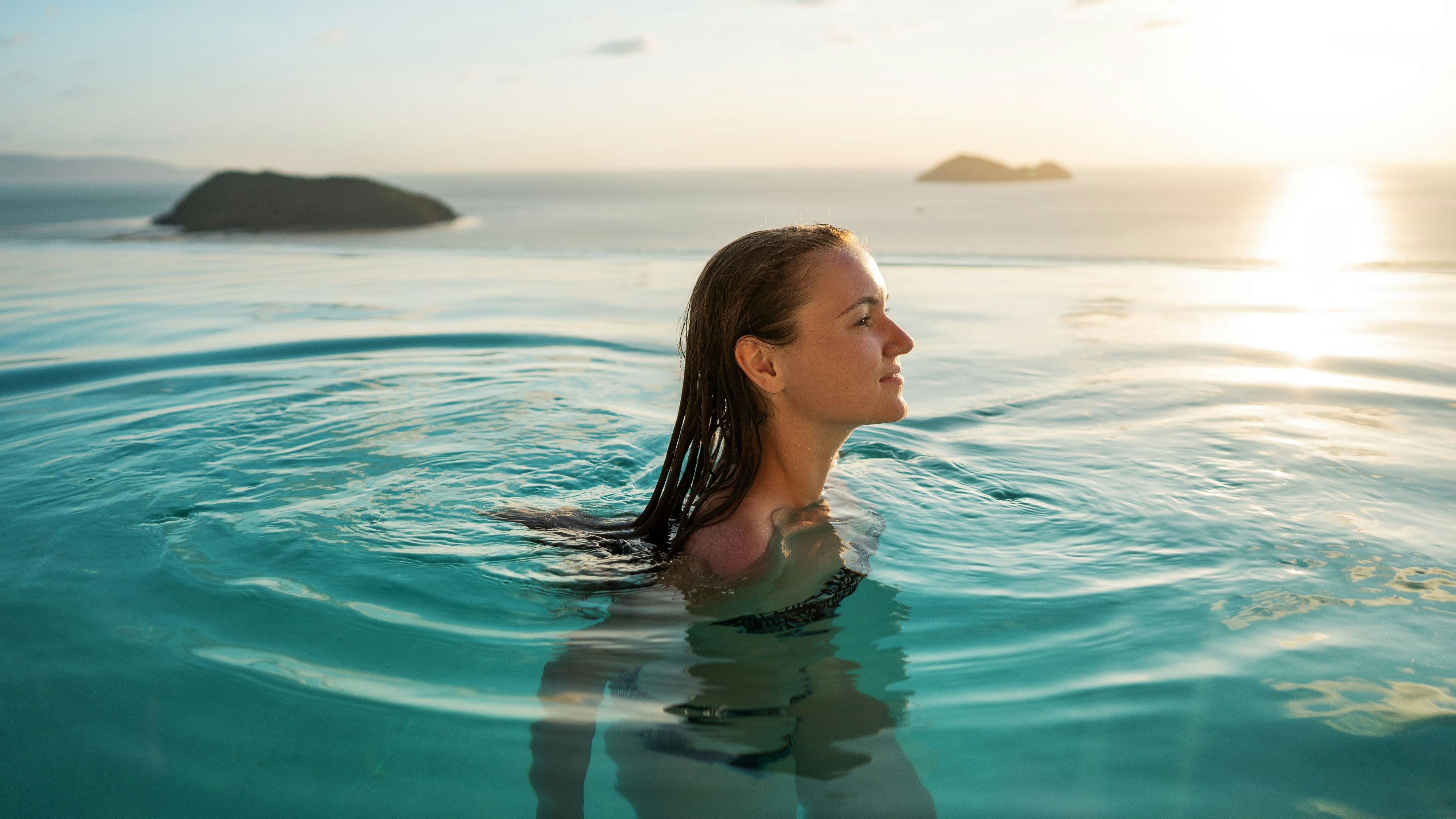 Nach einem Sprung in den Pool solltest du das Chlorwasser aus deinem Haar spülen.