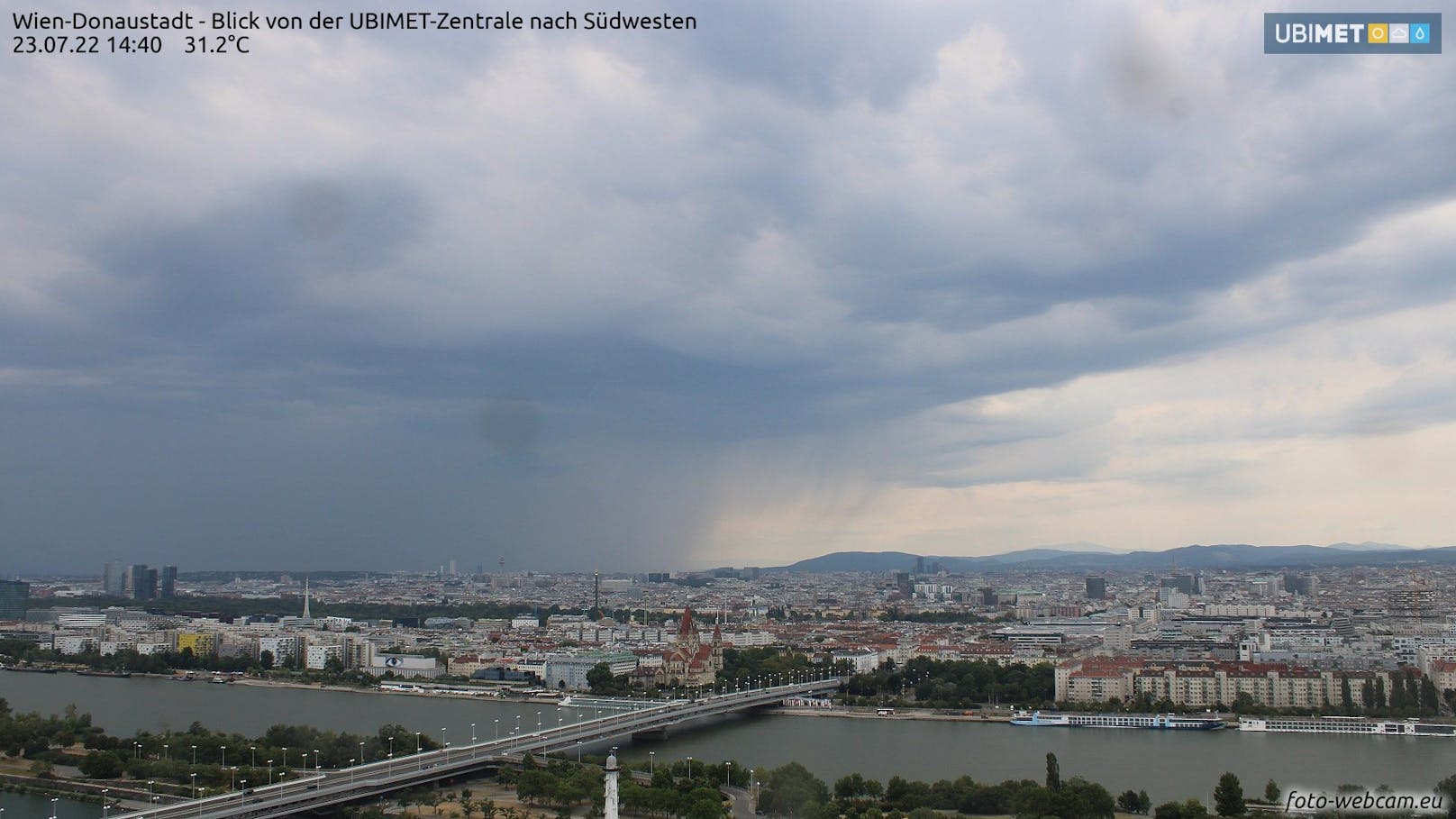 Die Webcam der UBIMET-Zentrale in der Wiener Donaustadt fing das Ereignis auf Bildern ein.