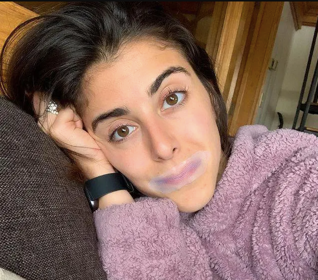 Bei diesem TikTok-Trend klebt man sich vor dem Schlafen den Mund mit einem speziellen atmungsaktiven Klebeband zu.