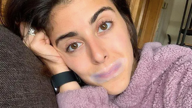 Bei diesem TikTok-Trend klebt man sich vor dem Schlafen den Mund mit einem speziellen atmungsaktiven Klebeband zu, um die Schlafqualität und die Mundgesundheit zu verbessern.