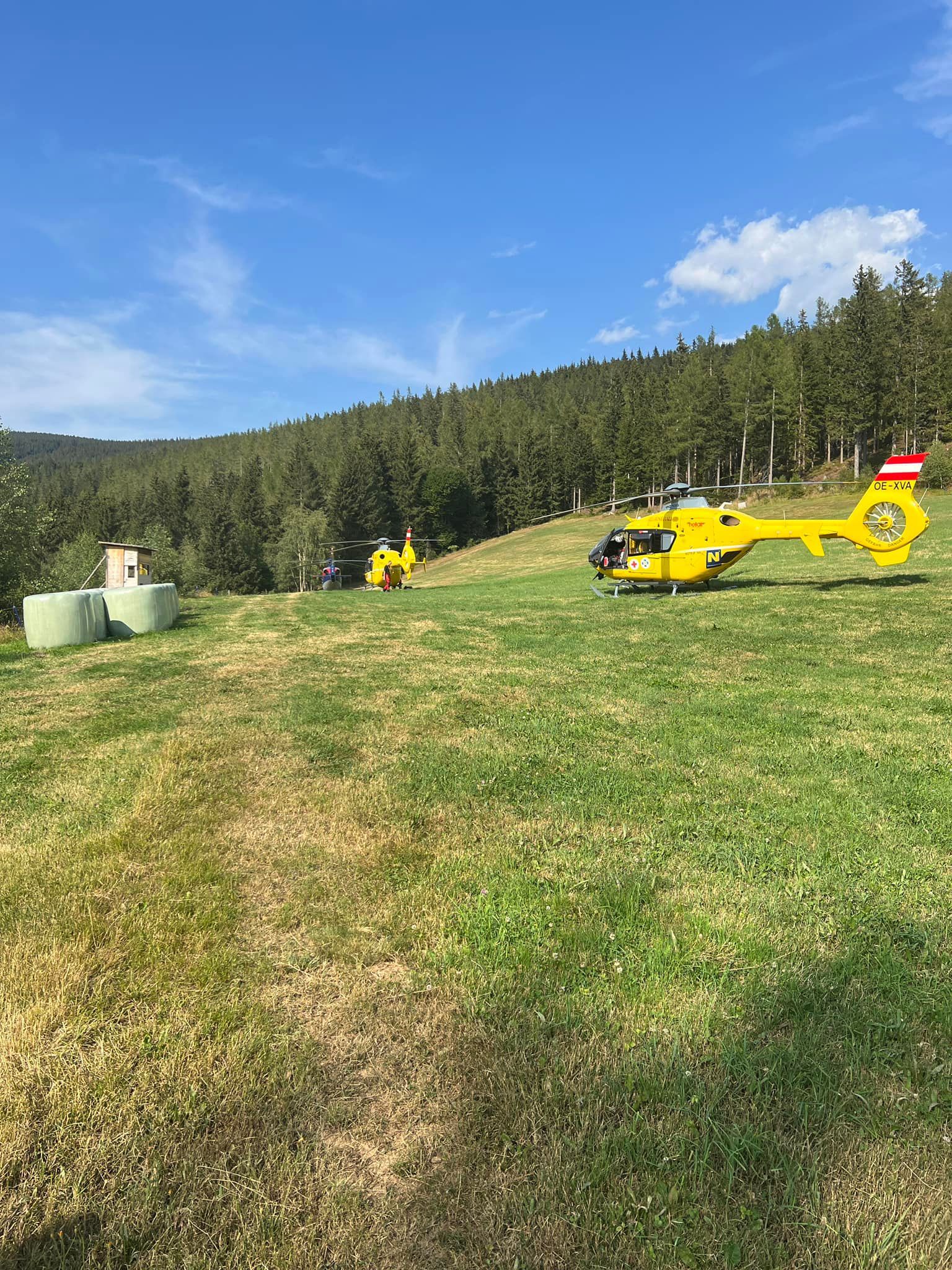 Die Einsatzkräfte vor Ort. Leider konnten beide Insassen nur noch tot geborgen werden.