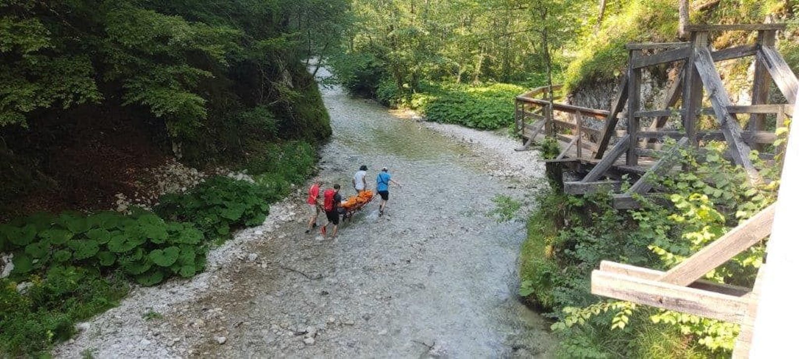 Die verletzte Wanderin musste mit der Trage weggetragen werden.