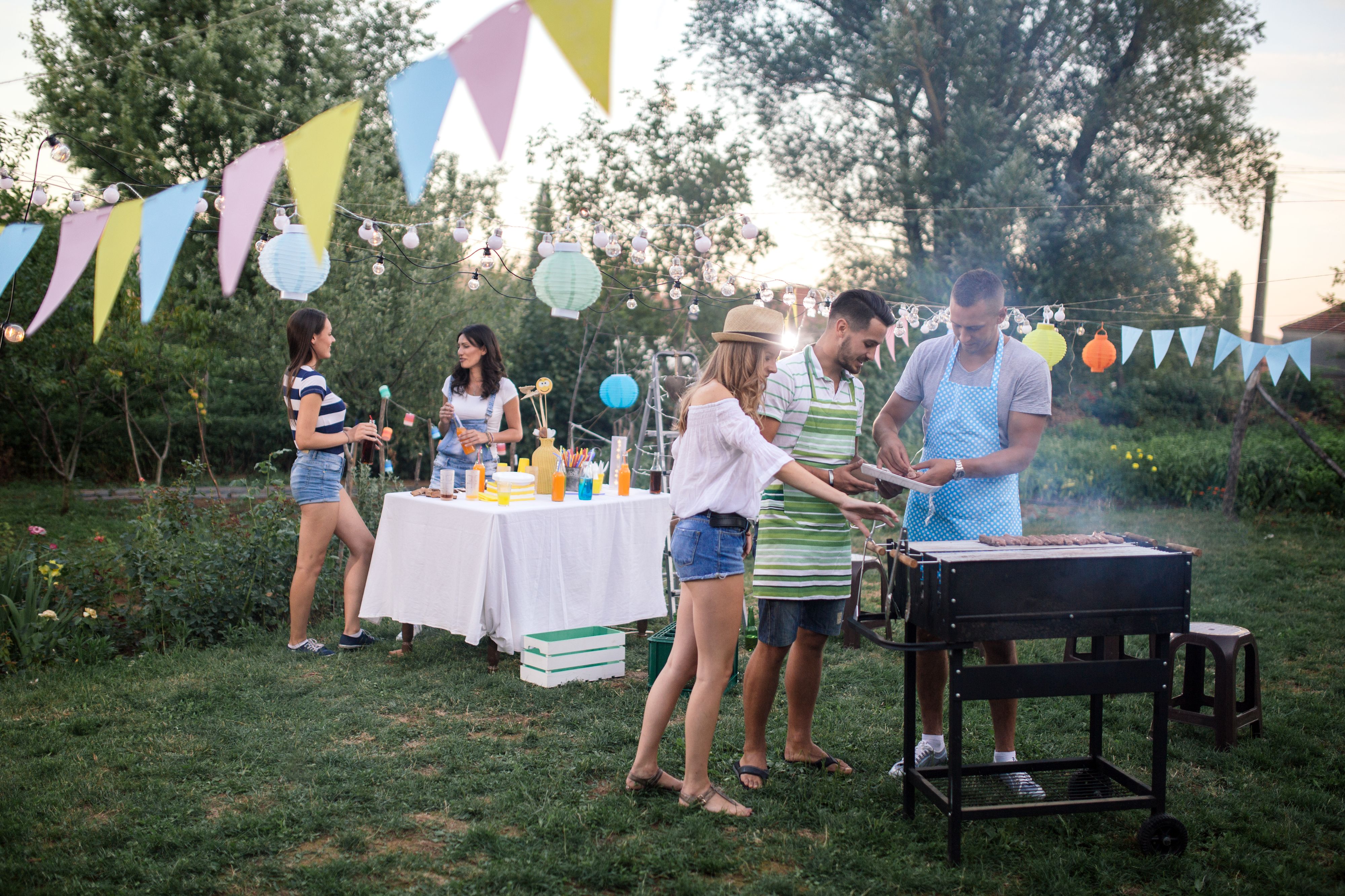 Ein gemütliches Zusammenkommen von Freunden und/oder Verwandten? Wir zeigen dir, was du für deine Gartenparty brauchst.