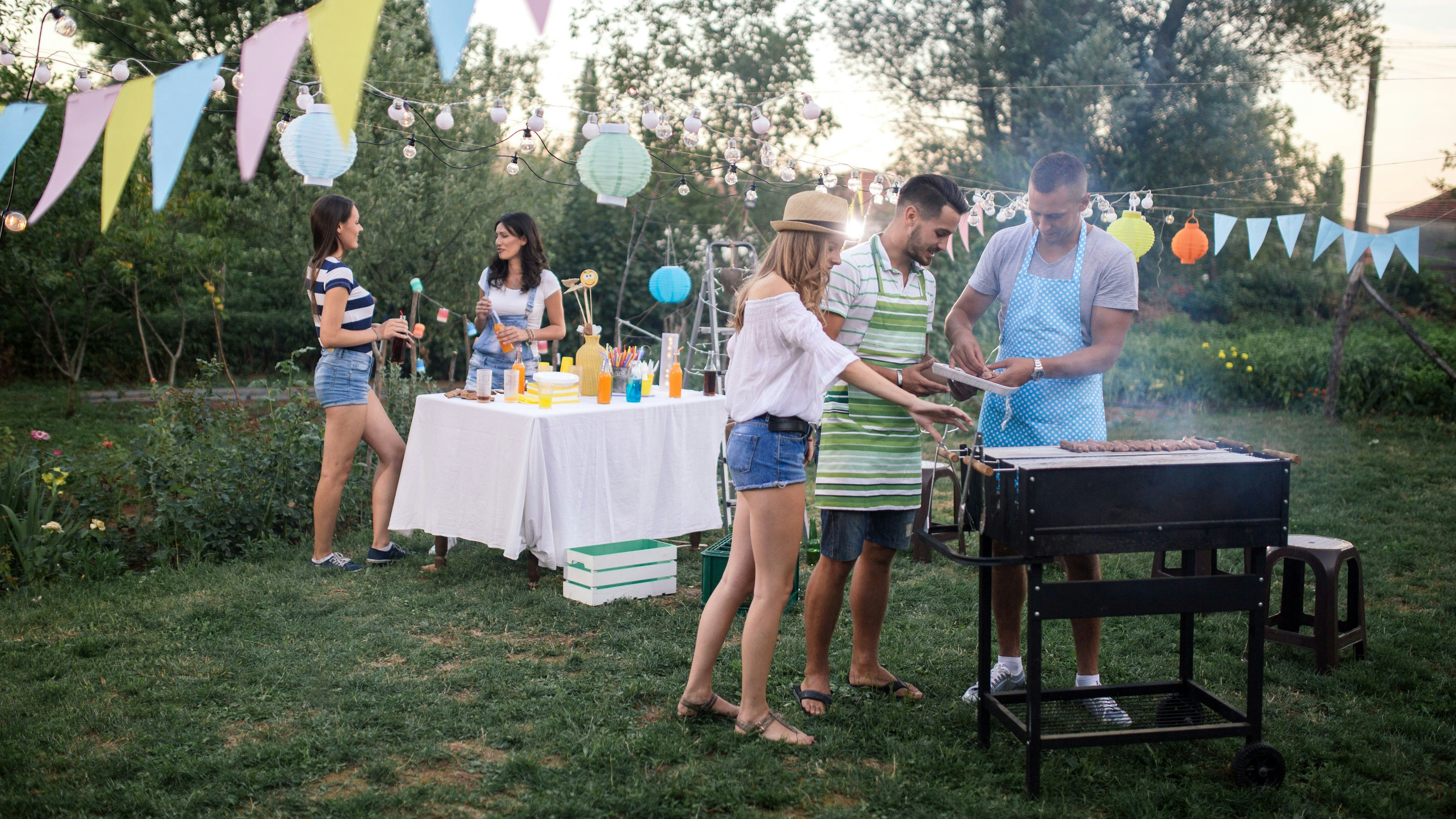 Ein gemütliches Zusammenkommen von Freunden und/oder Verwandten? Wir zeigen dir, was du für deine Gartenparty brauchst.