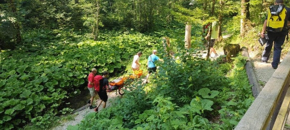 Die verletzte Wanderin musste mit der Trage weggetragen werden.