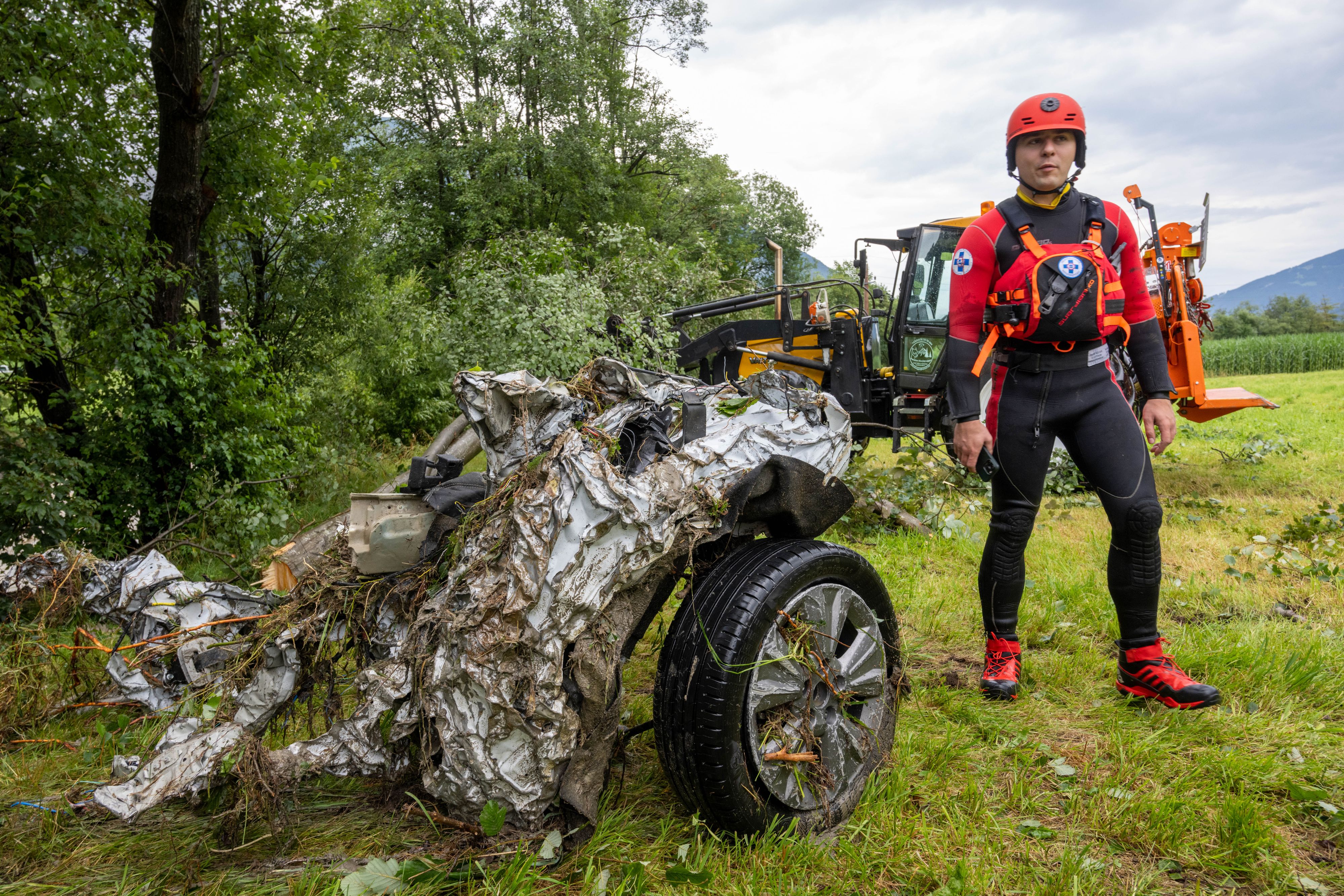 n Teil des zweiten Fahrzeuges wurde im Bachbett der Ruetz gefunden und geborgen. Der Lenker, ein 60-jähriger Österreicher der allein unterwegs war, gilt derzeit als vermisst.
